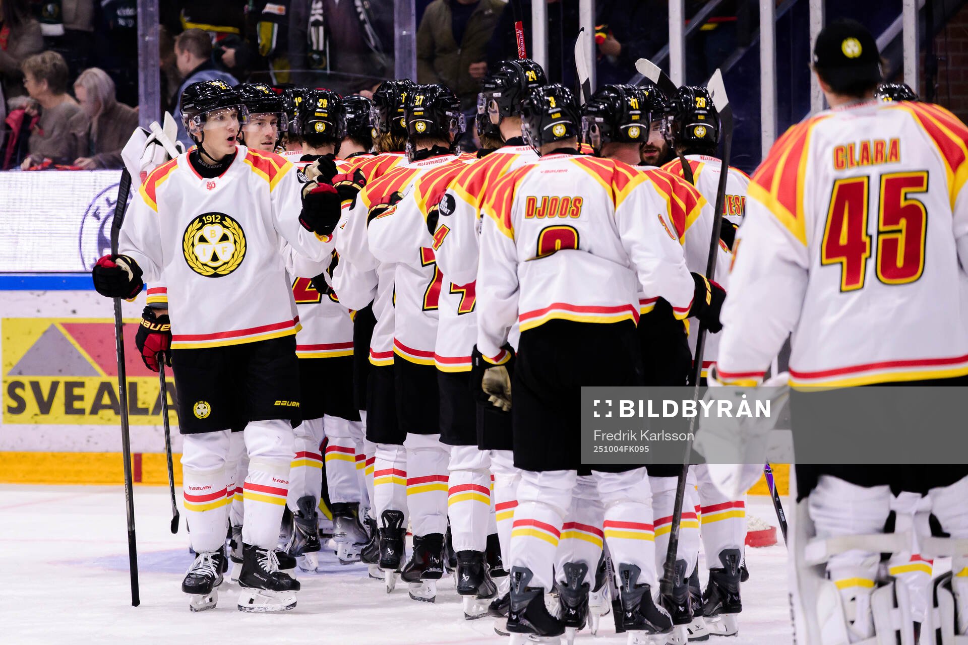 Brynäs Oskar Lindblom  jublar med lagkamrater