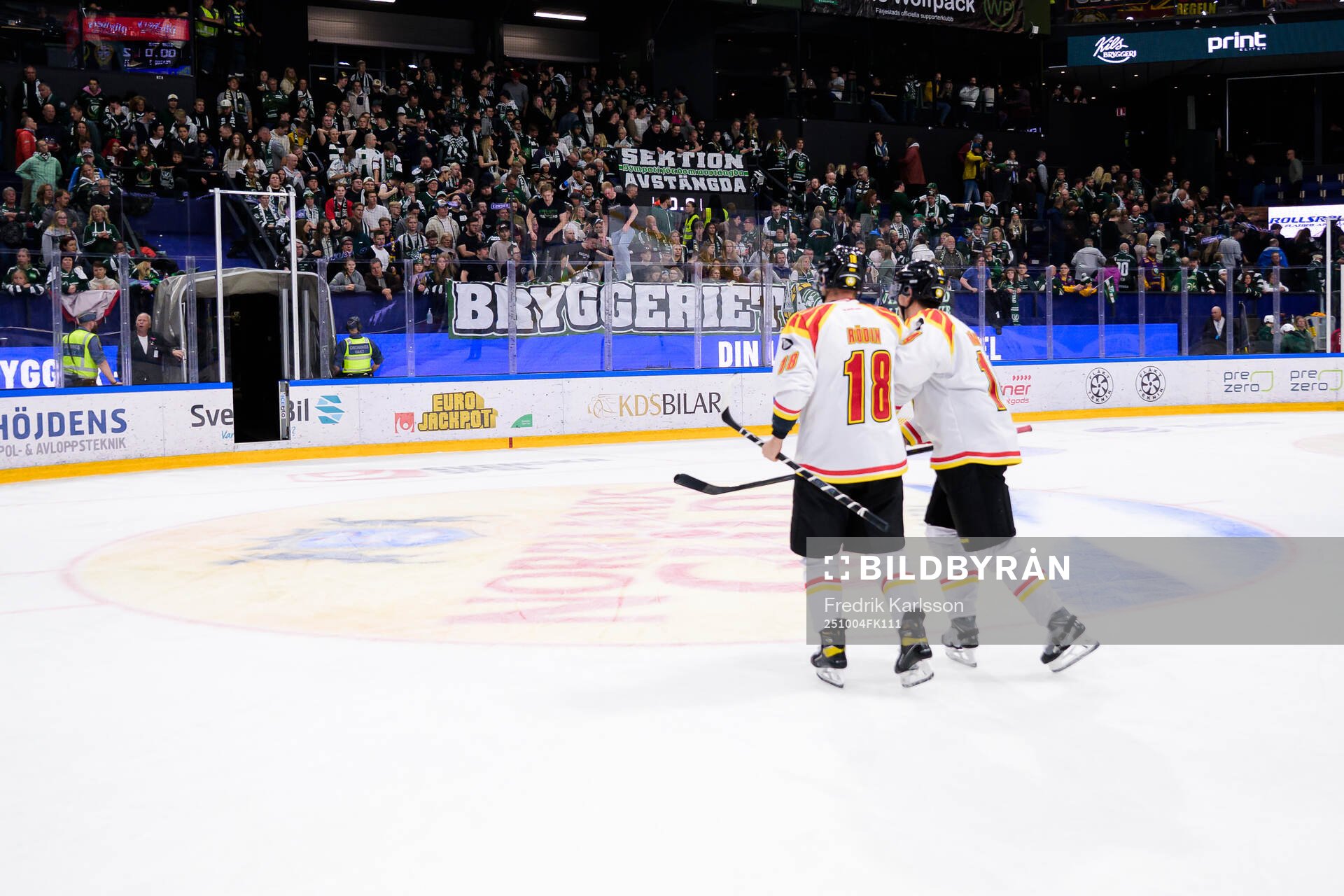 Brynäs Anton Rödin får hjälp av isen