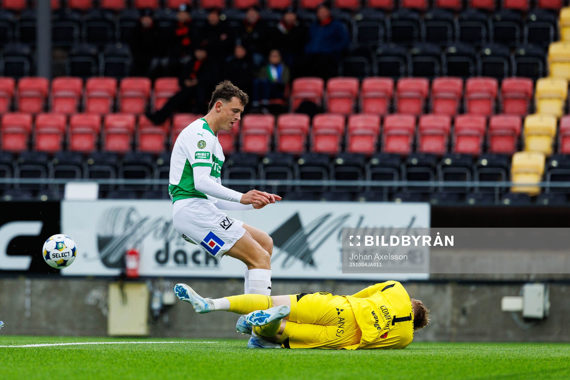 Västerås Mikkel Ladefoged och Östersunds målvakt Rasmus