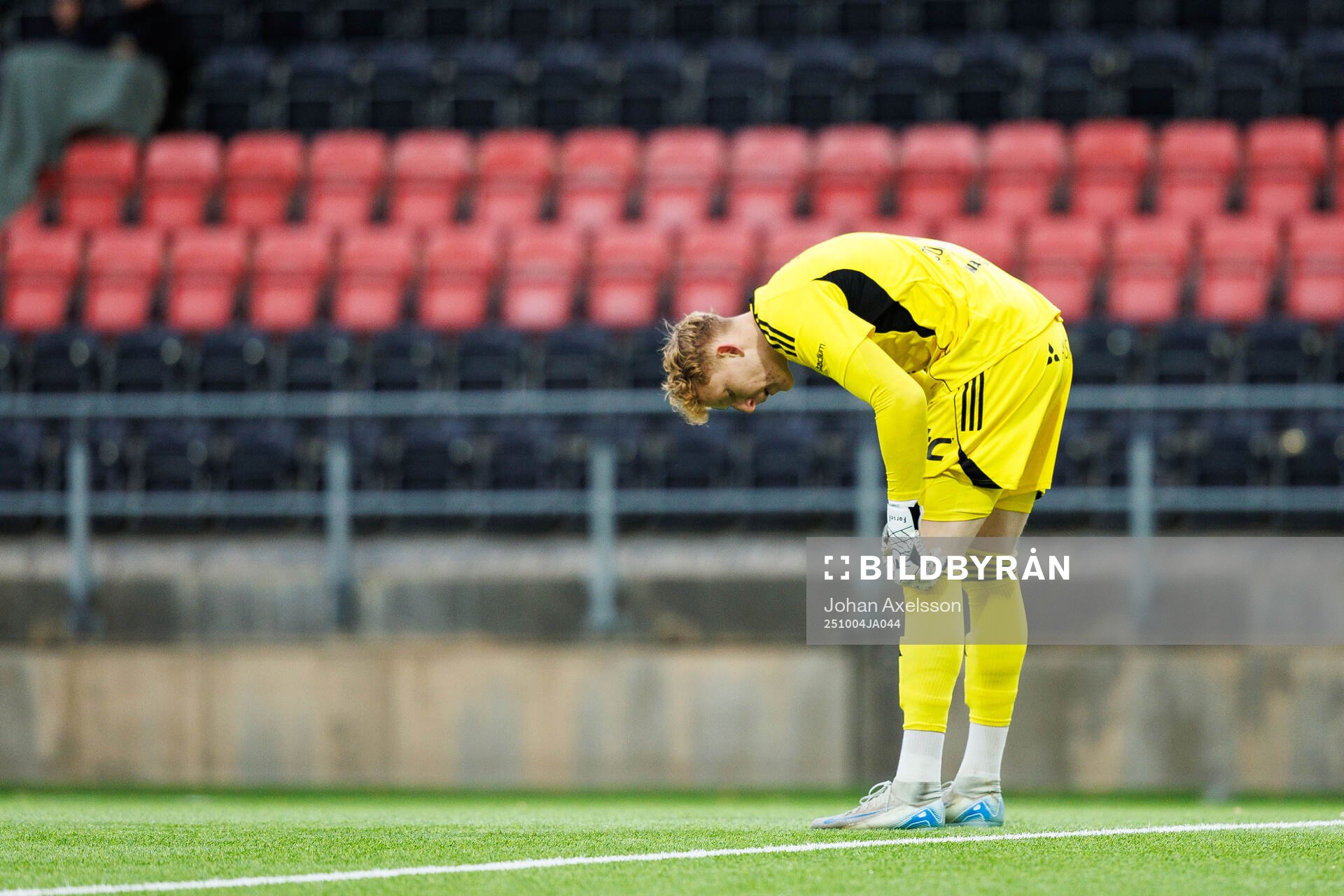 Östersunds målvakt Rasmus Forsell deppar