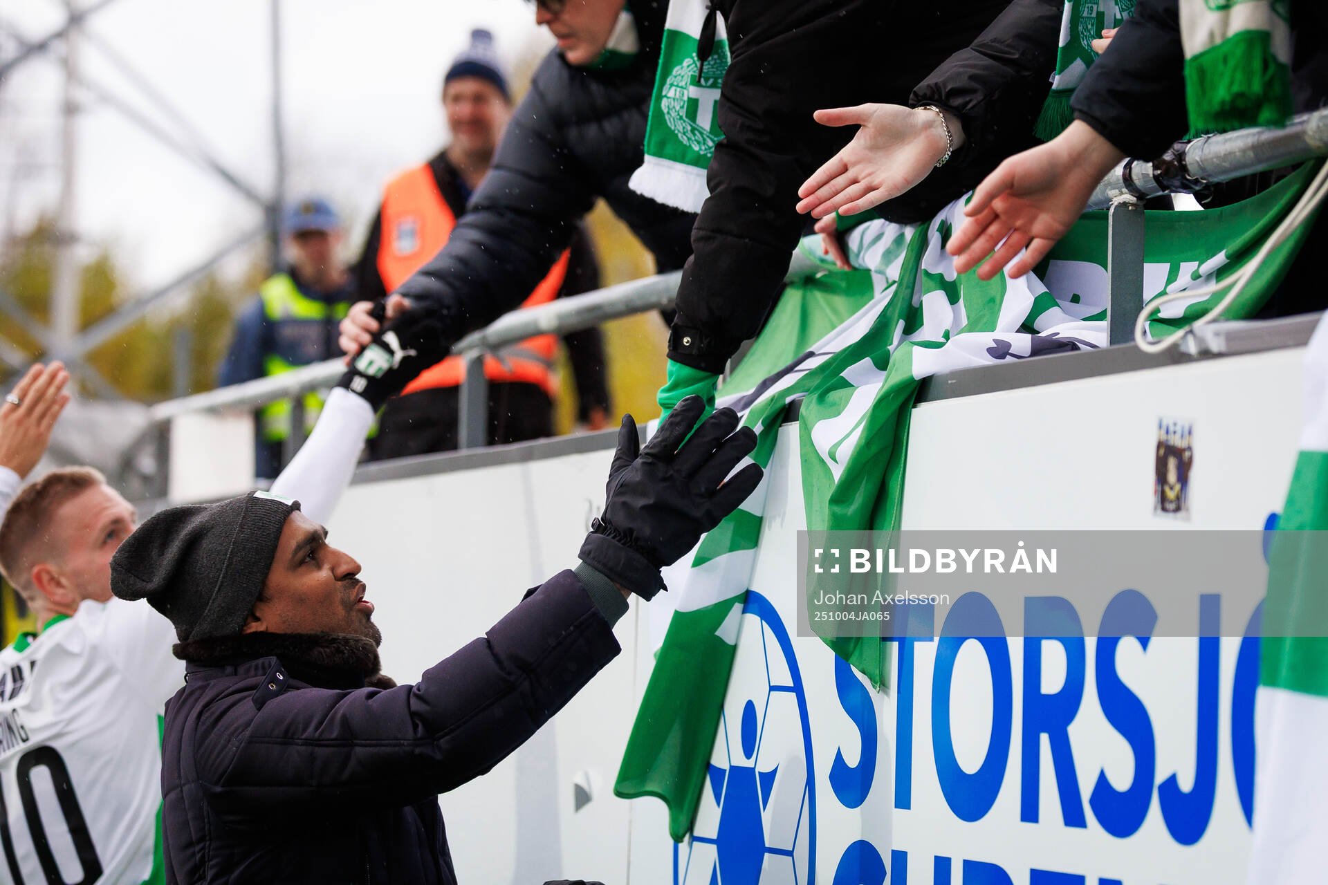 Västerås tränare  Kalle Karlsson tackar publiken