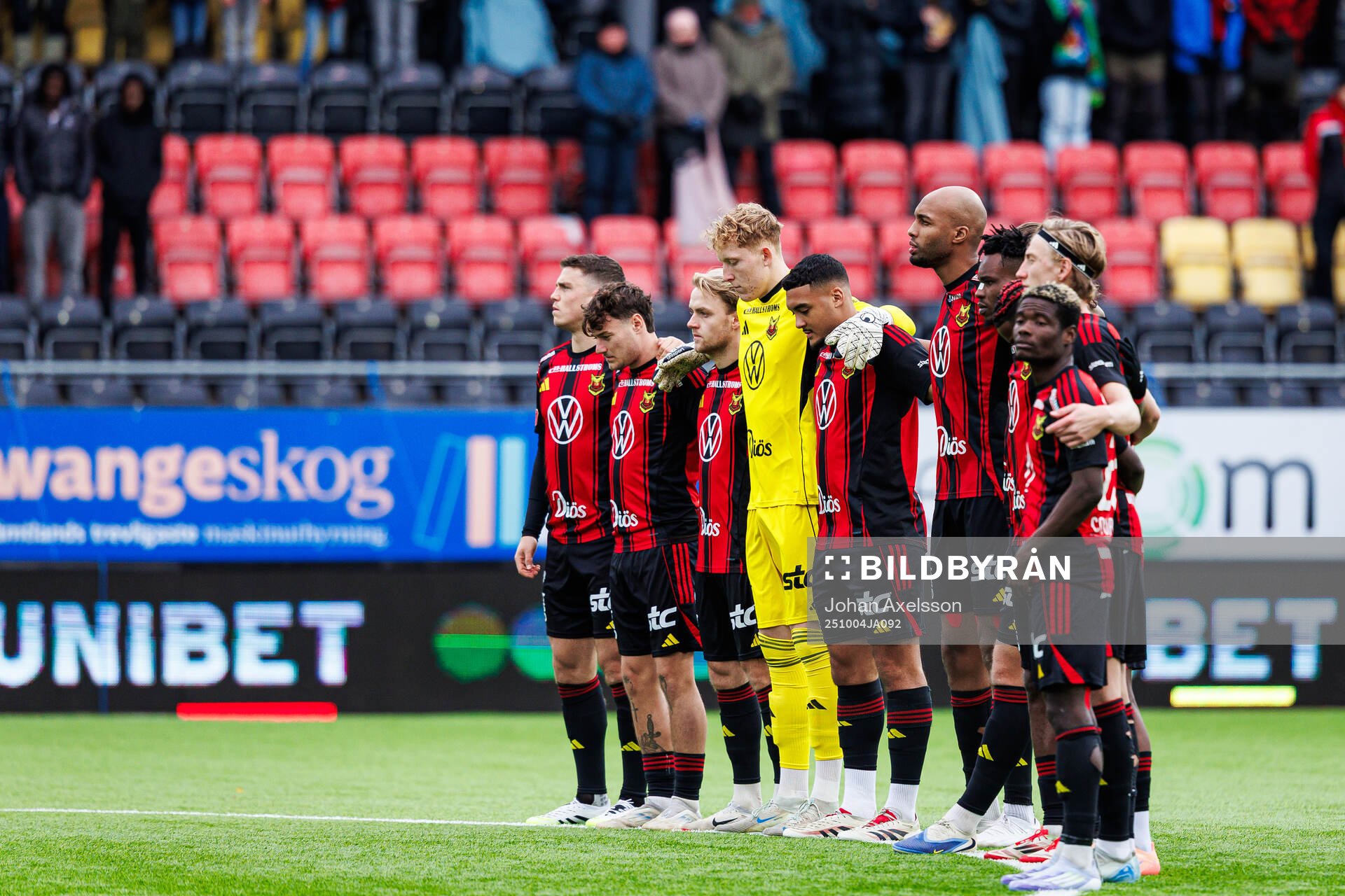 Östersunds spelare vid en tyst minut för att hedra