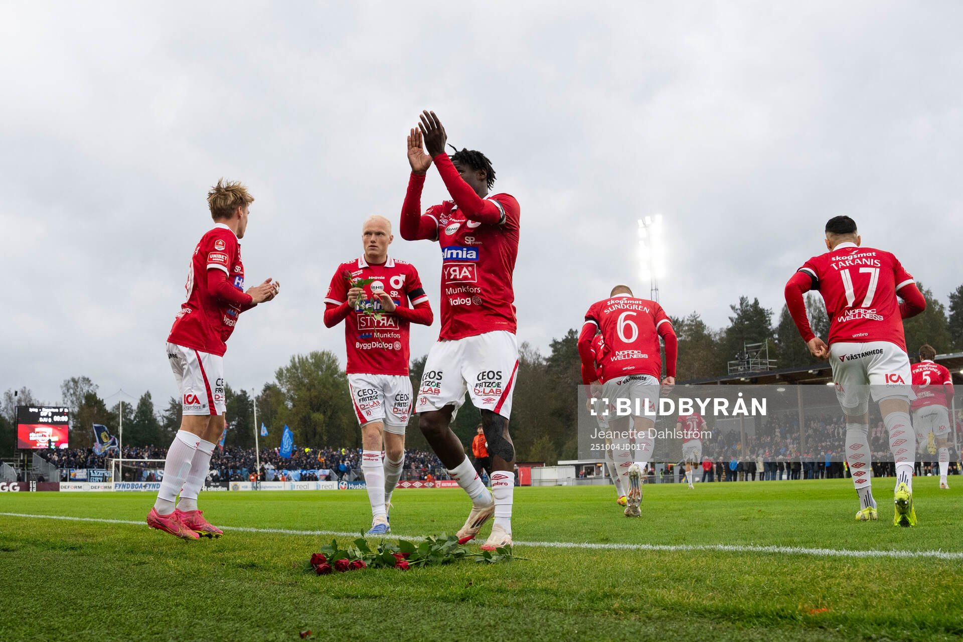 Degerfors spelare hyllar avlidne Ulf Backman, tidigare
