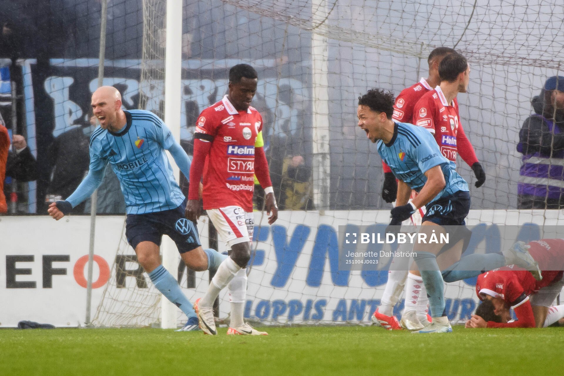 Djurgårdens Adam Ståhl och Mikael Anderson jublar