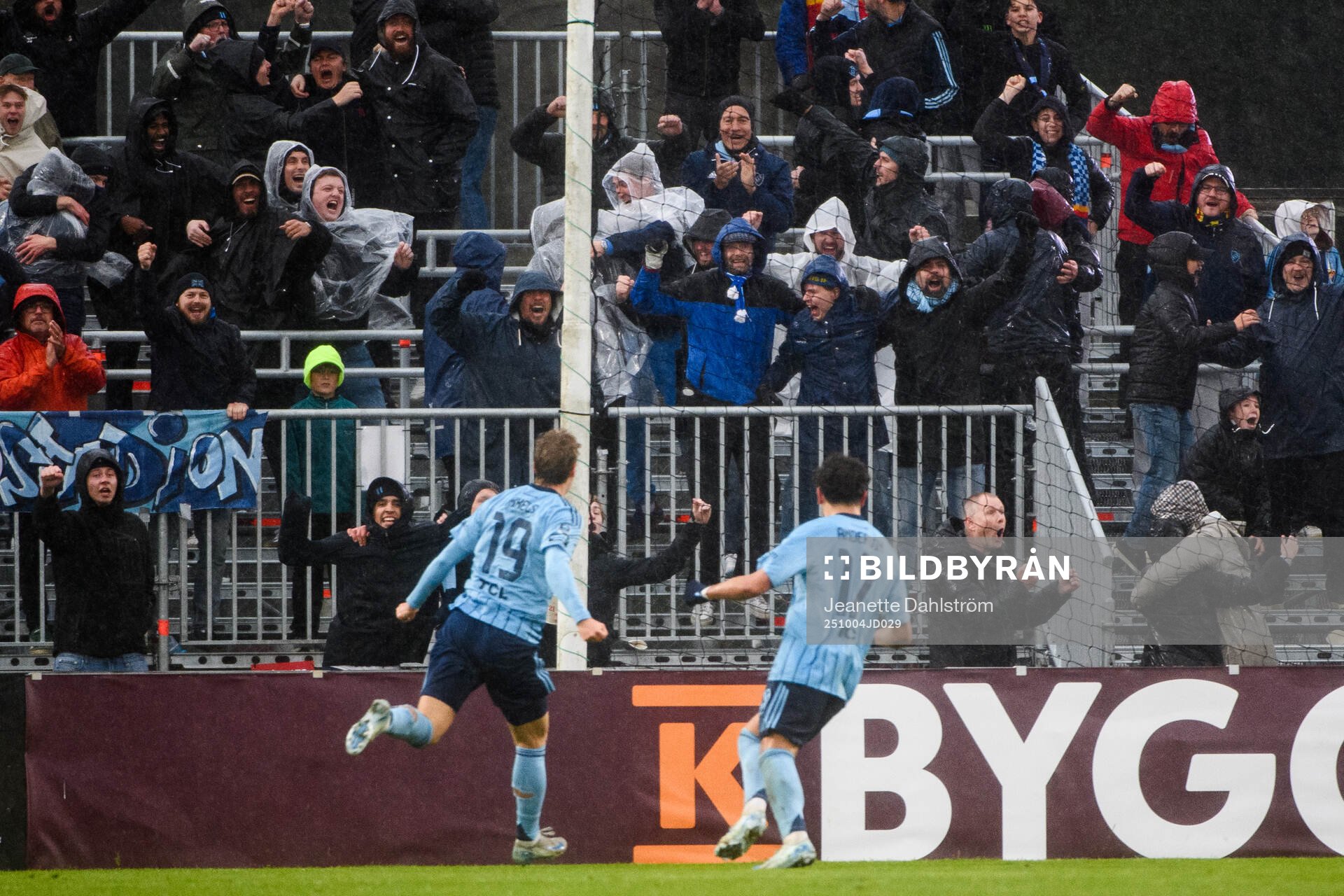 Djurgårdens supportrar jublar