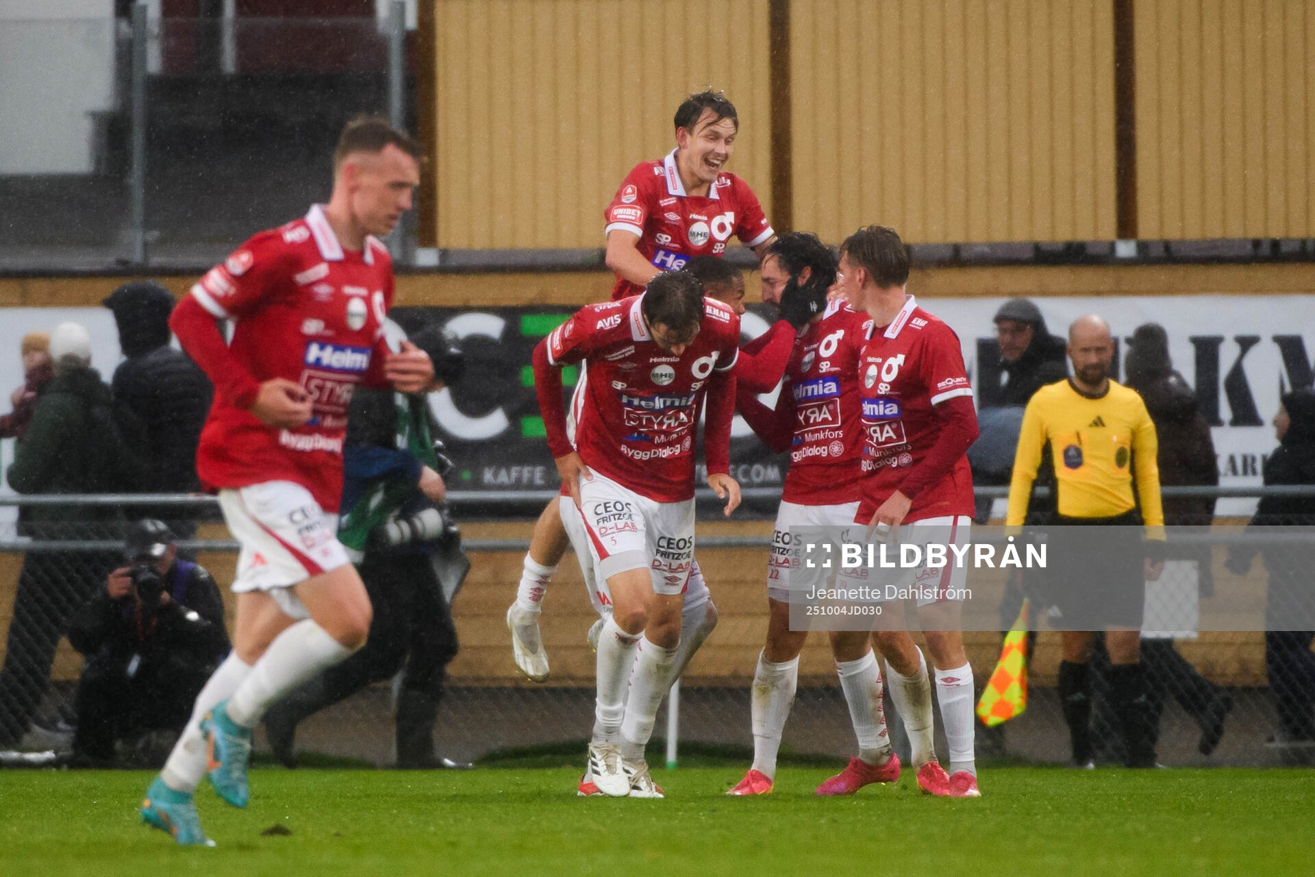 Degerfors Dijan Vukojevic jublar med lagkamrater