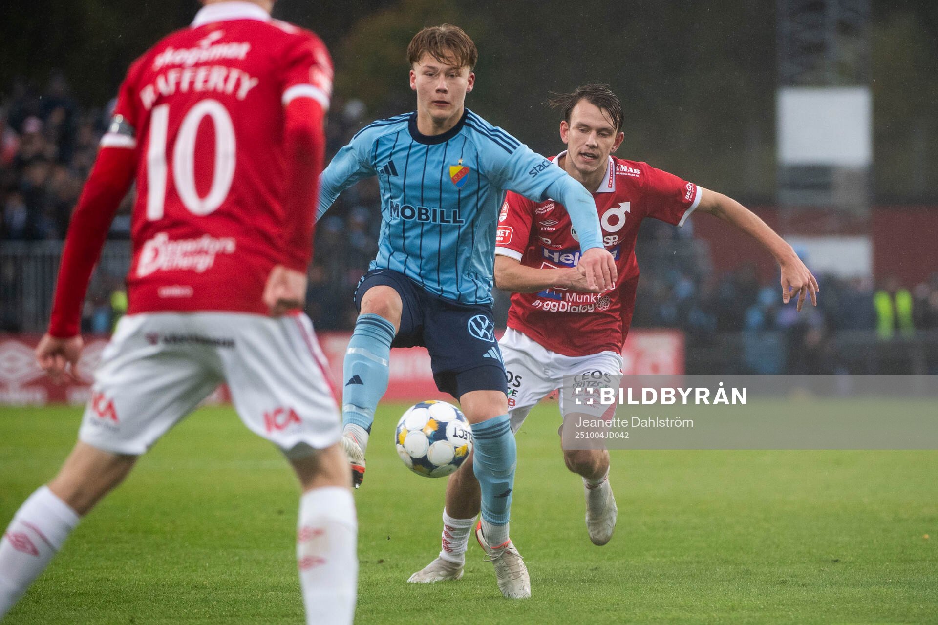 Degerfors Marcus Rafferty och Djurgården Theo Bergvall och
