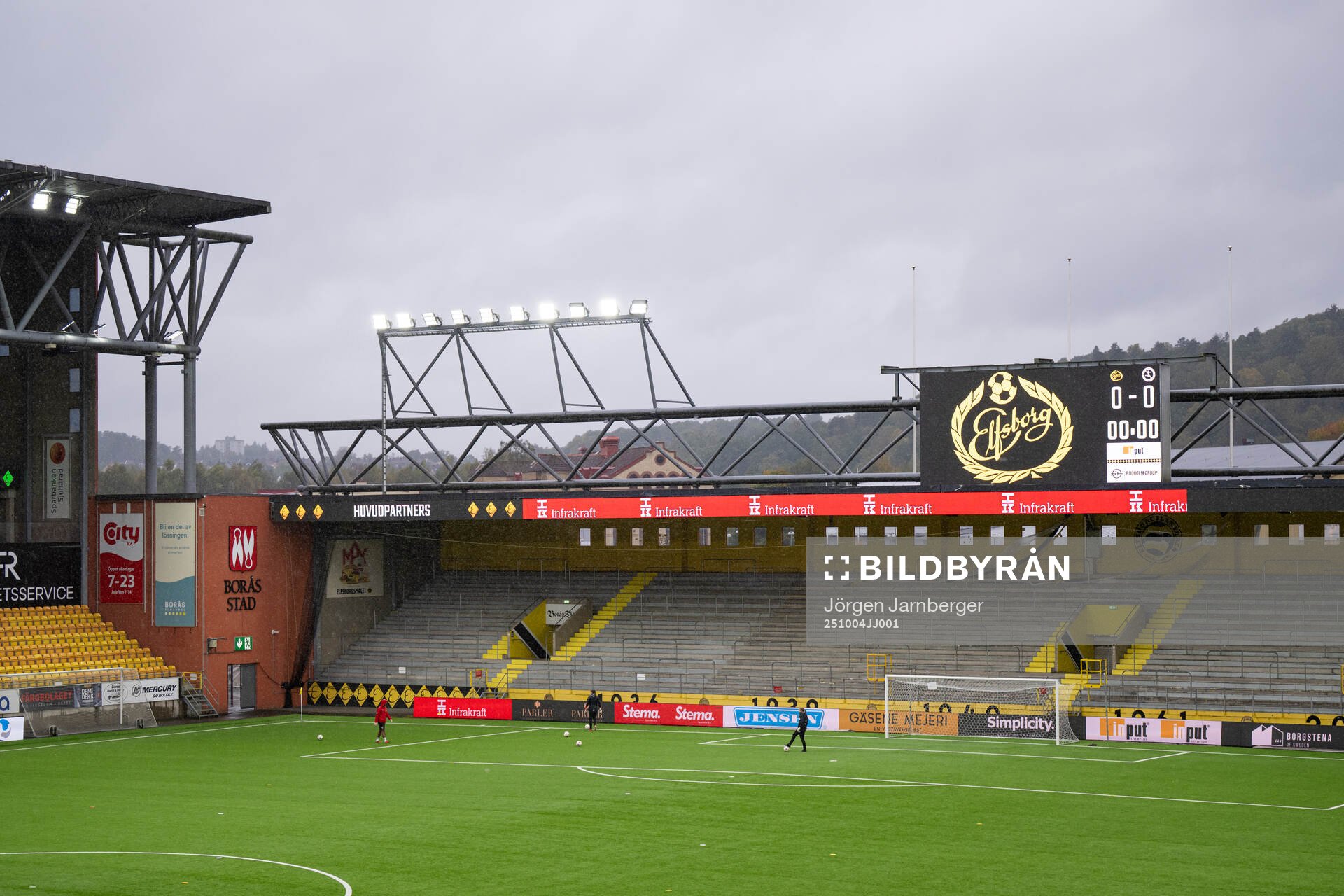 Borås Arena i regn och blåst