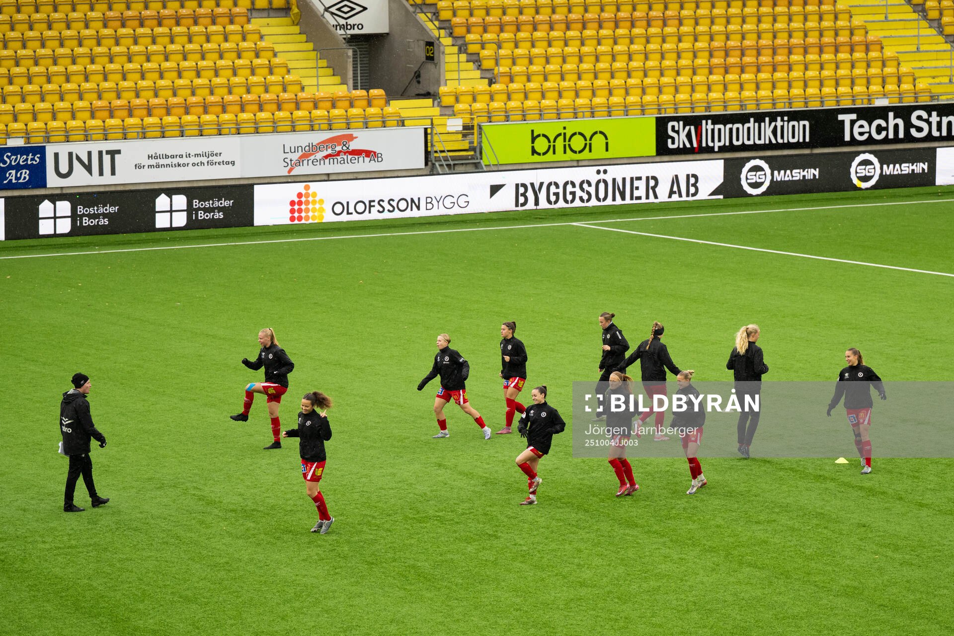 KIF Örebros spelare värmer upp