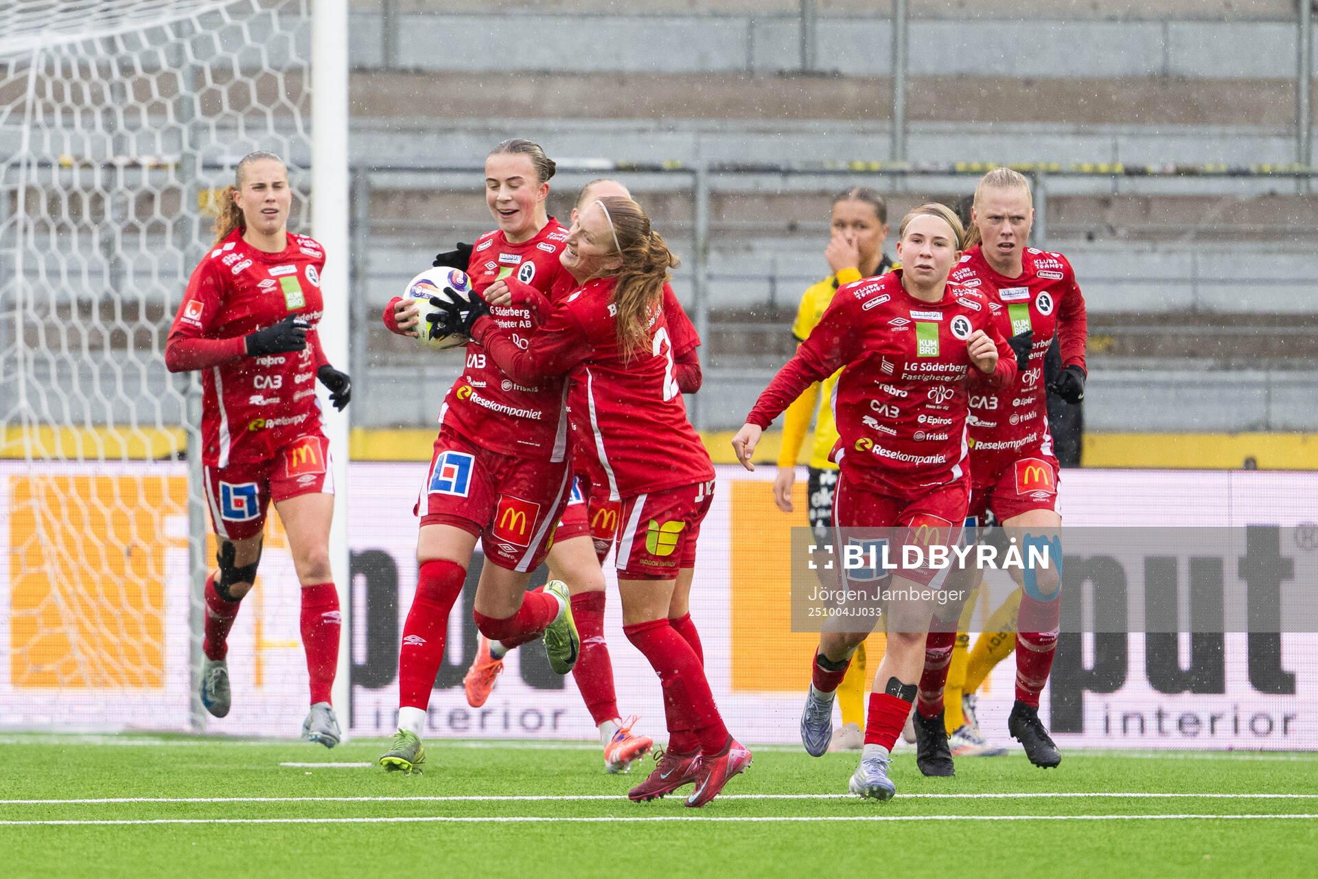 KIF Örebros Helene Gross-Benberg jublar med Vera Andersson