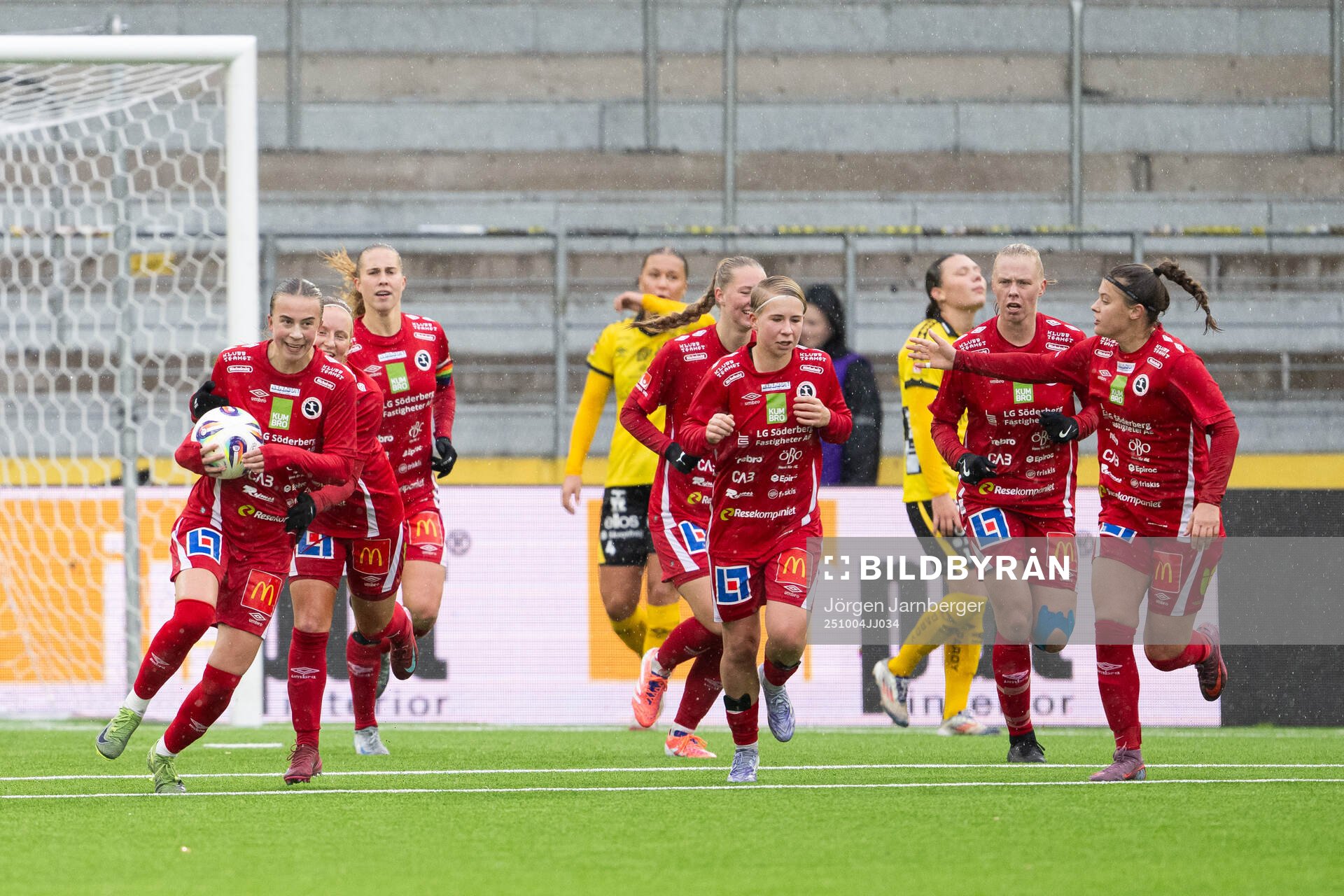 KIF Örebros Helene Gross-Benberg jublar med Vera Andersson