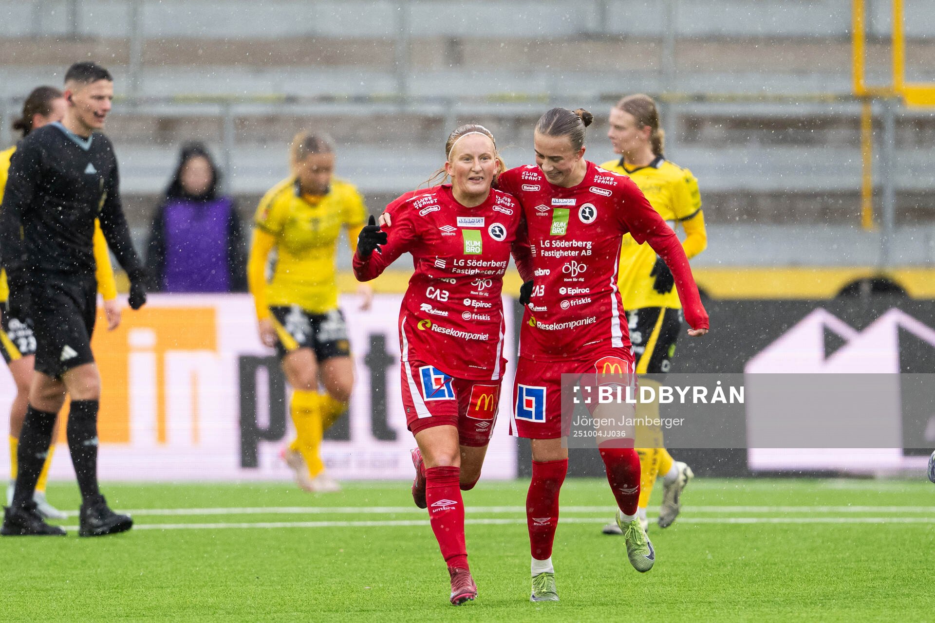 KIF Örebros Helene Gross-Benberg jublar med Vera Andersson