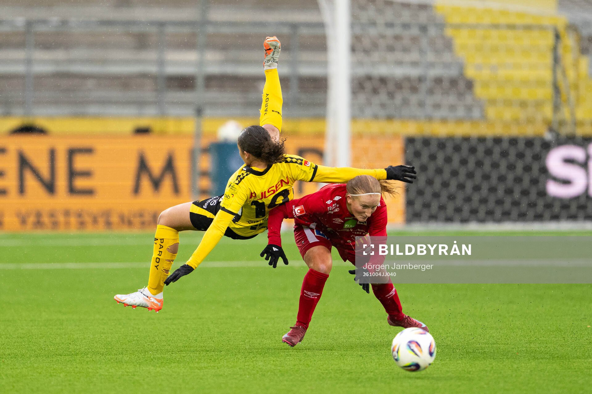 Elfsborgs Jennifer Brinck och KIF Örebros Vera Andersson