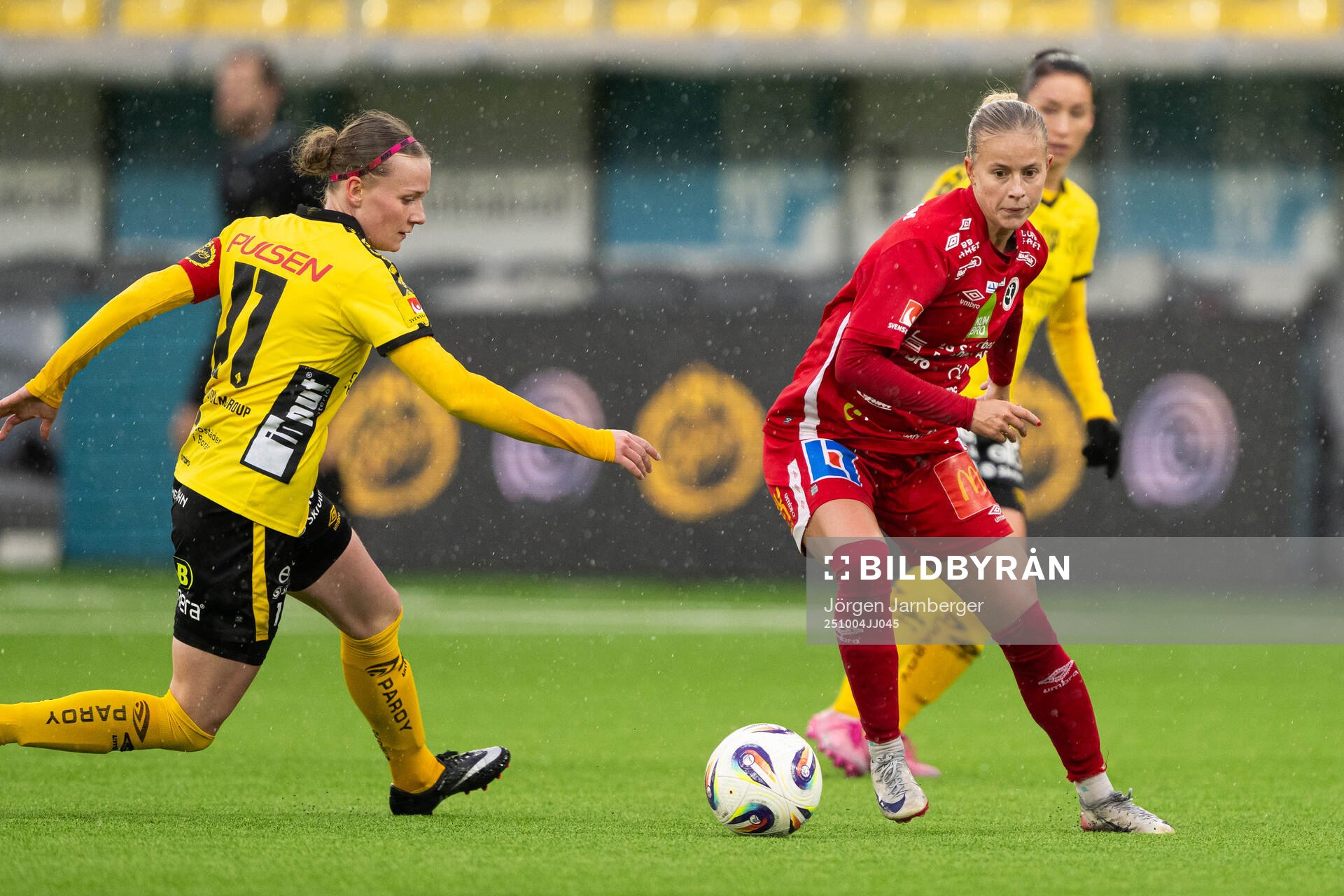 Elfsborgs Leann Nyström och KIF Örebros Demi Pierre