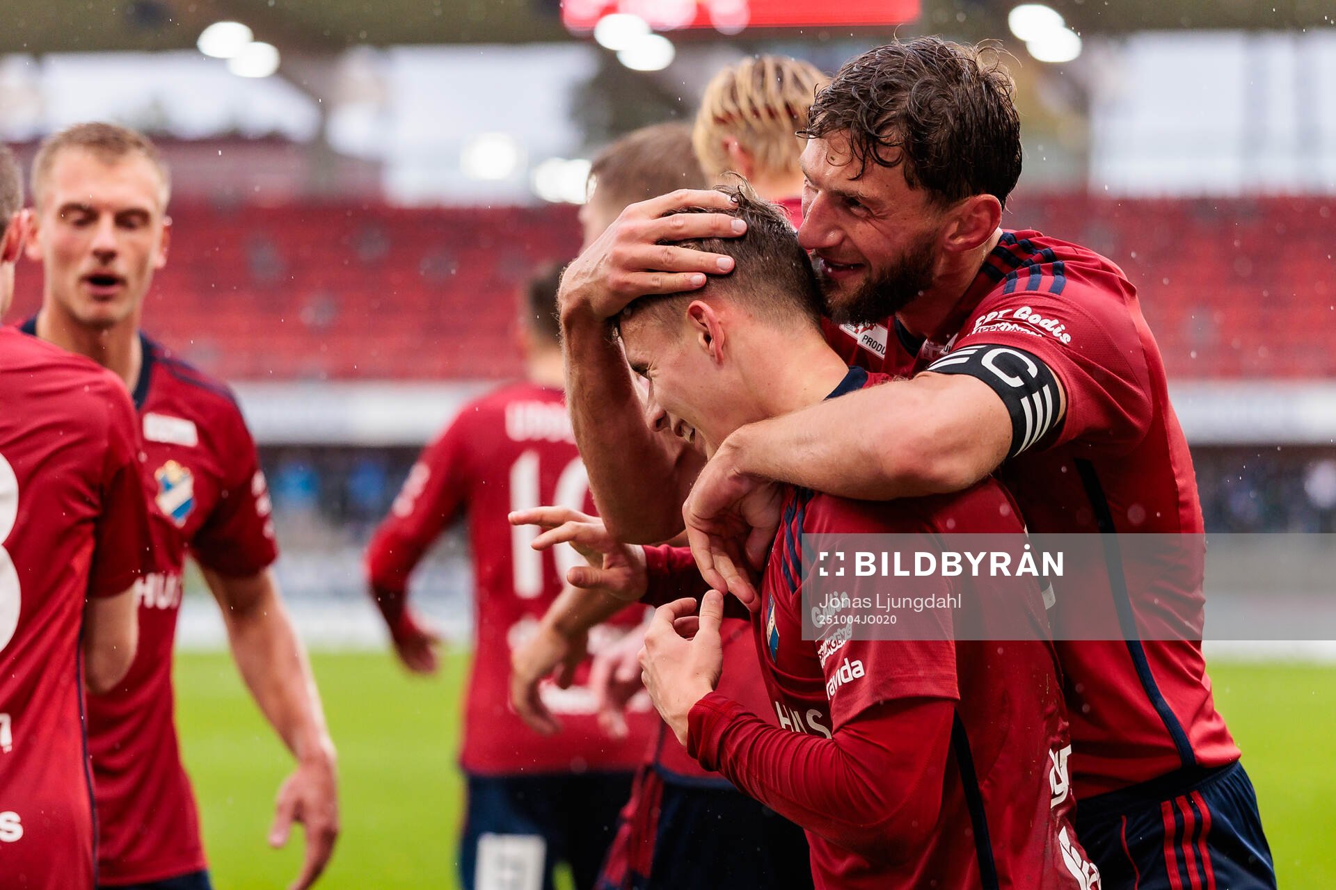 Östers Anssi Suhonen och Alibek Aliev jublar