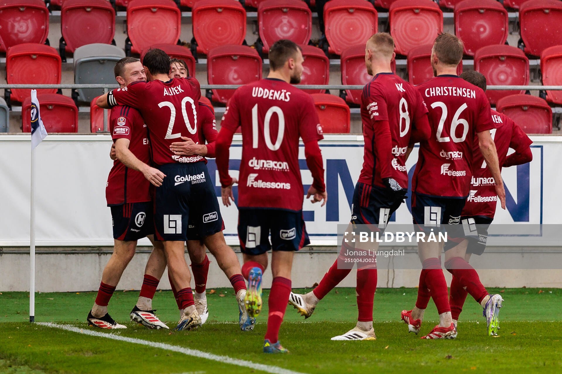 Östers Daniel Ljung jublar med lagkamrater