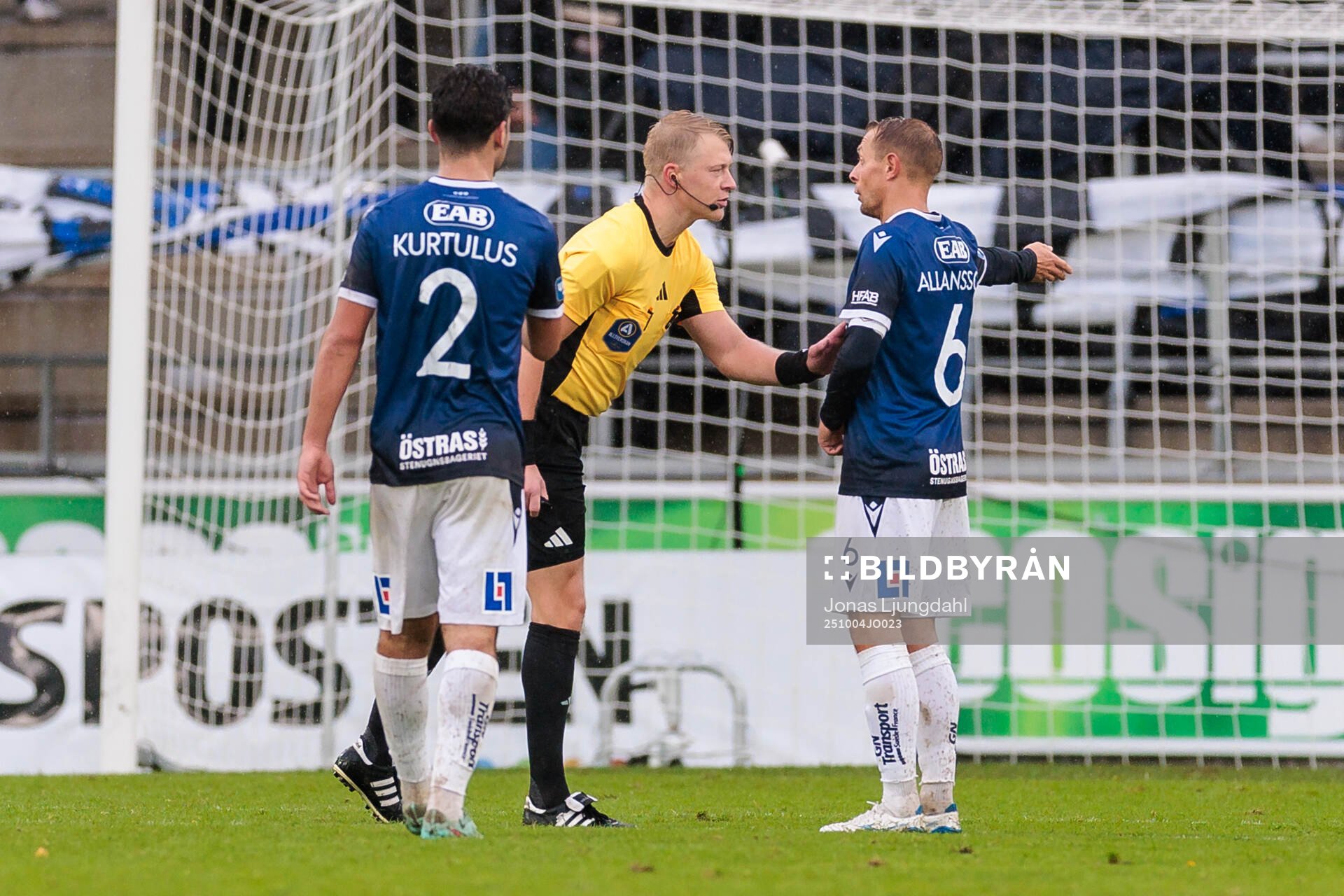 Domare Adam Ladebäck och Halmstads Joel Allansson