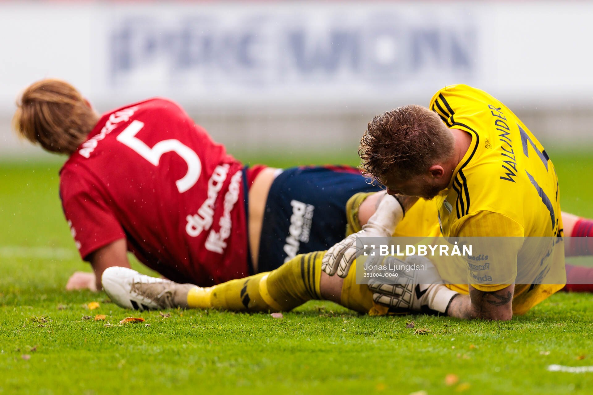 Östers målvakt Robin Wallinder har ont