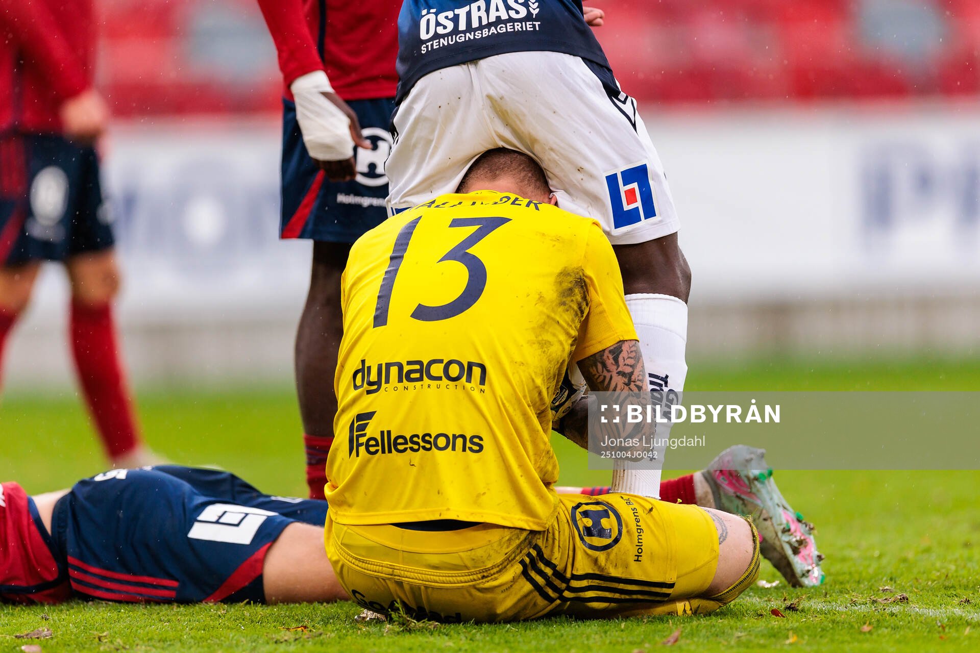 Östers målvakt Robin Wallinder och Halmstads Naeem