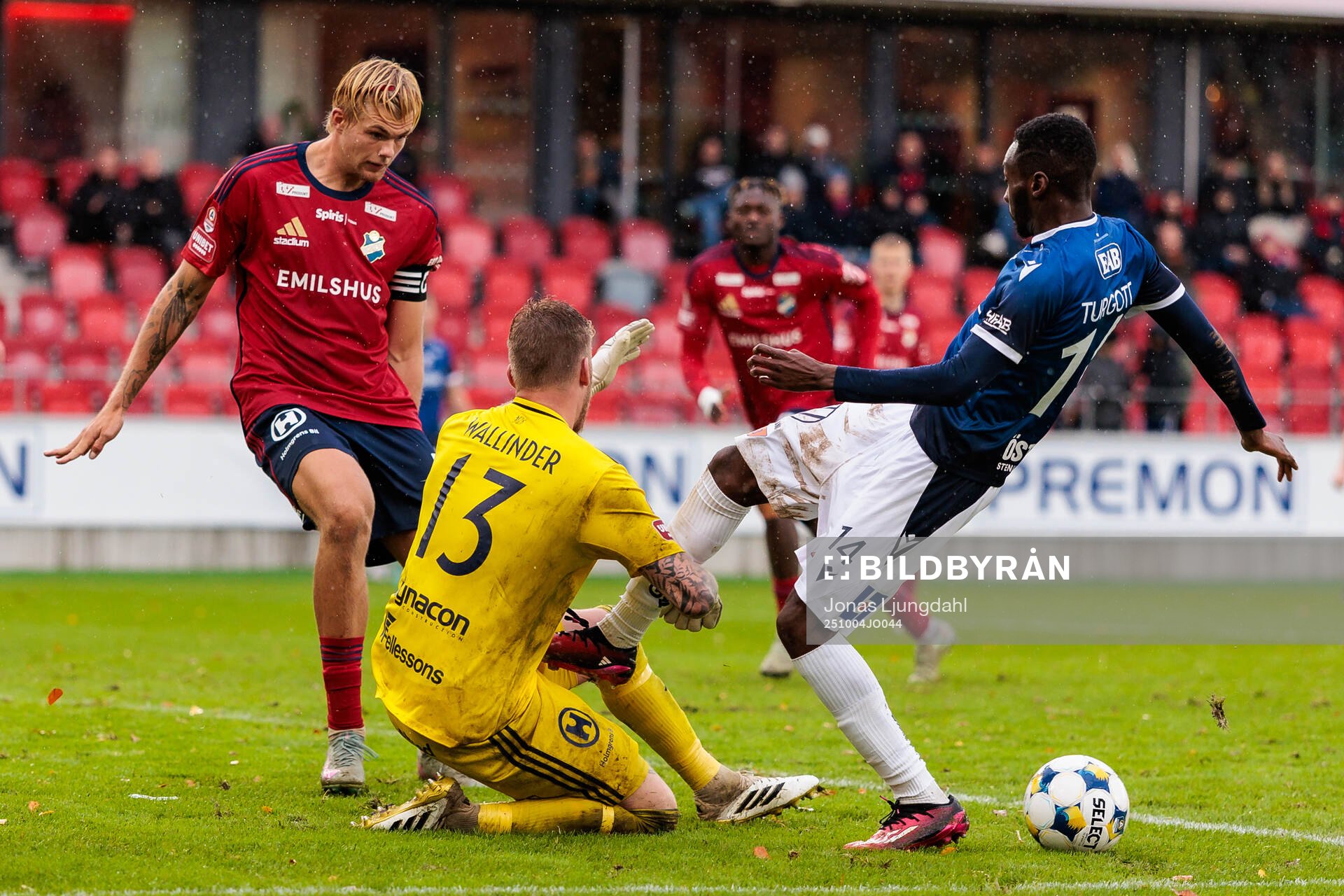 Östers Mattis Adolfsson och målvakt Robin Wallinder mot
