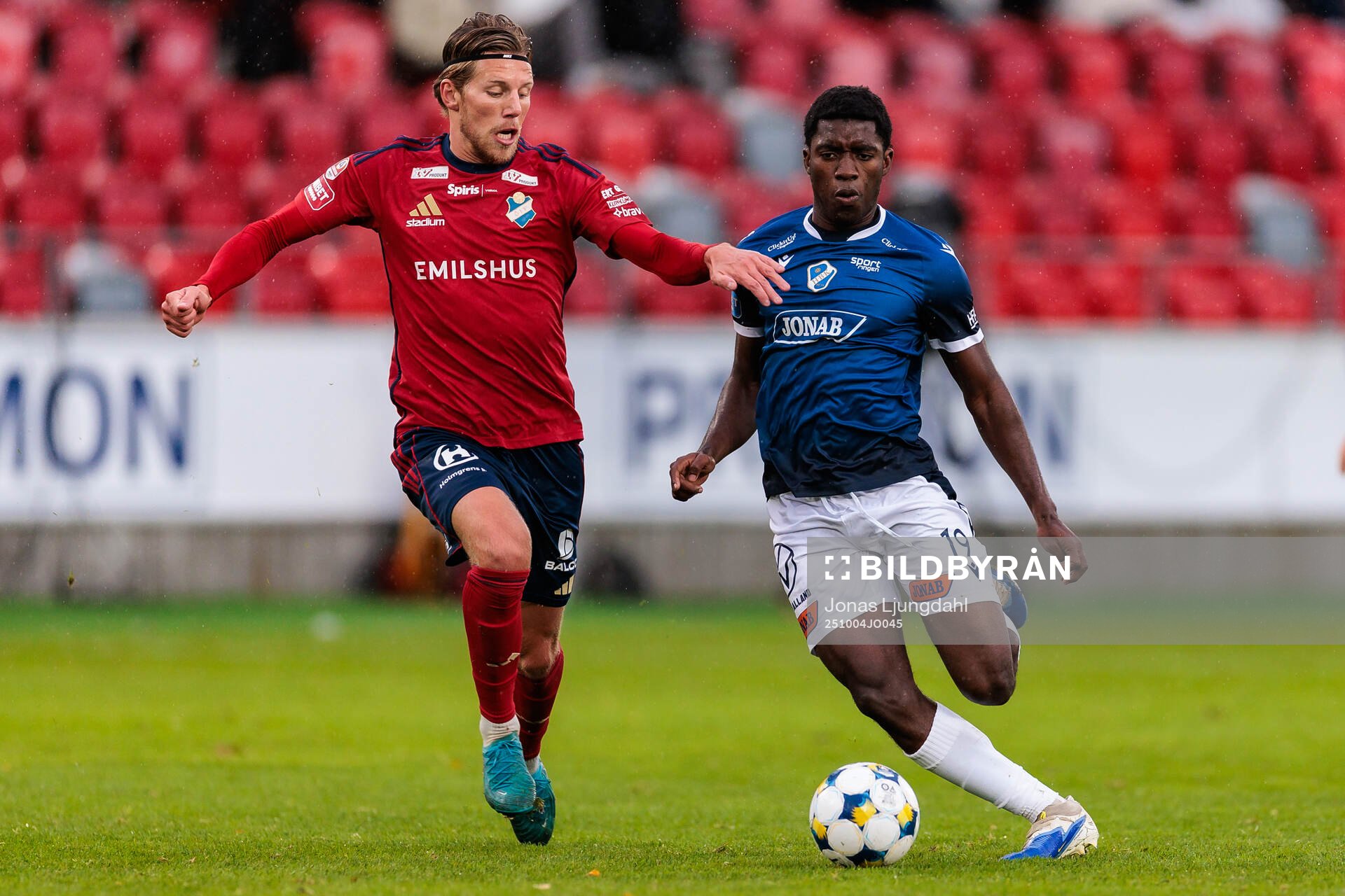 Östers Noah Söderberg och Halmstads Koudou Marvin Axel