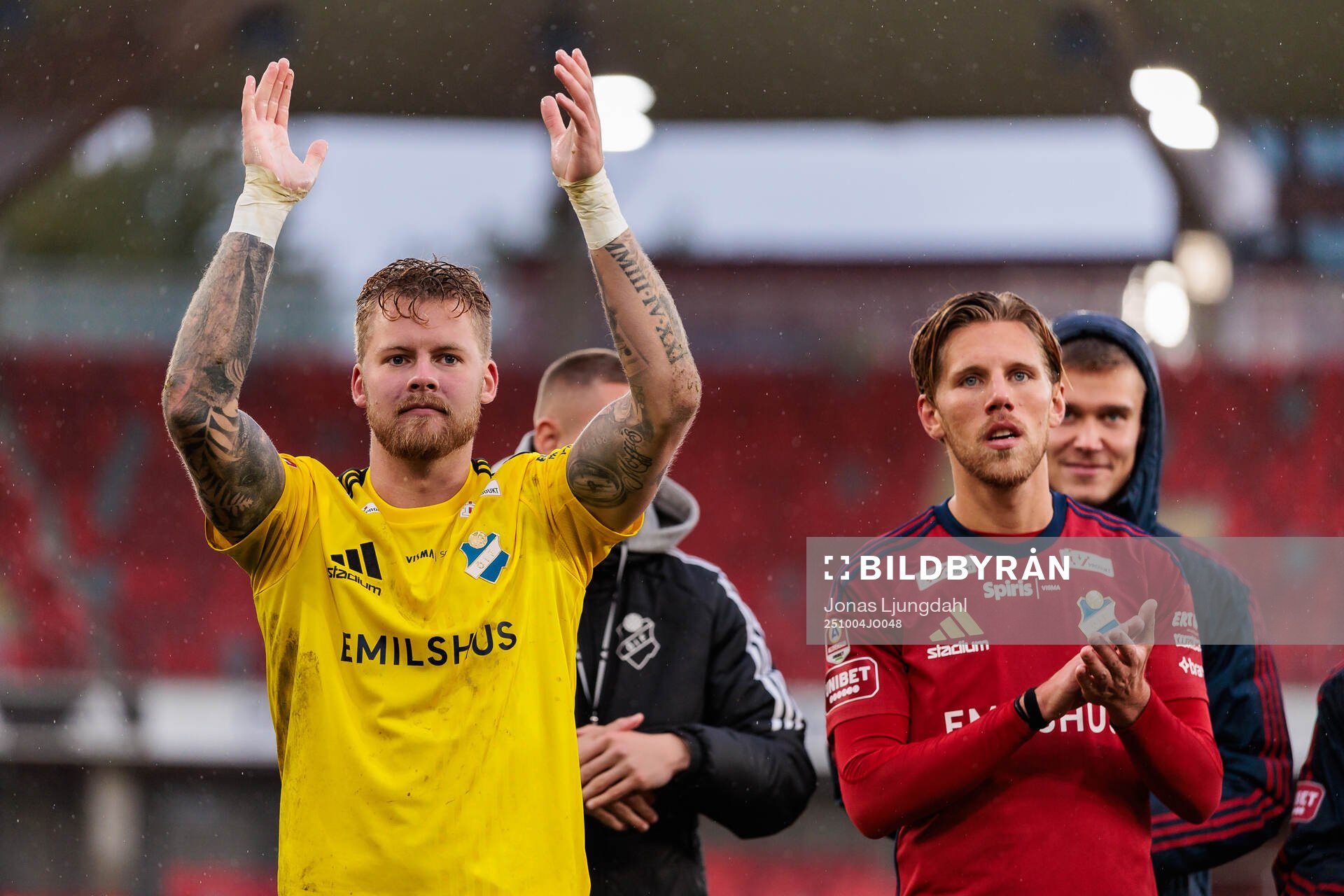 Östers målvakt Robin Wallinder och Noah Söderberg jublar