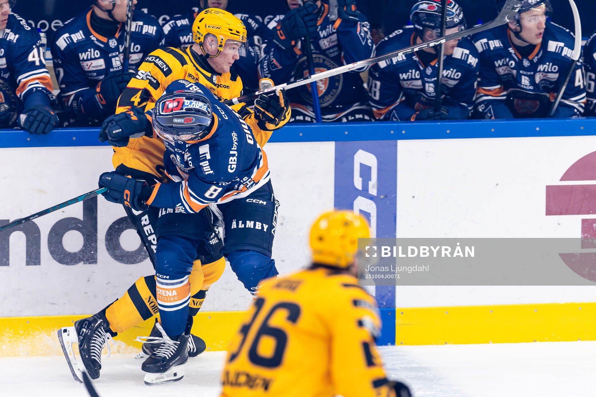 Skellefteås Rasmus Bergqvist blir tacklad av Växjös