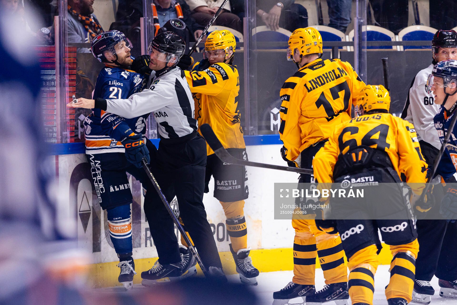Irriterat mellan Växjös Brian Cooper och Skellefteås