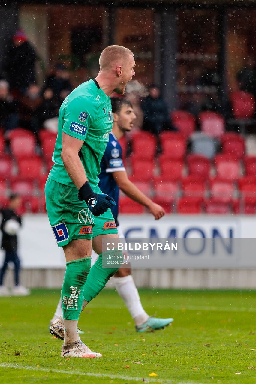 Halmstads målvakt Tim Erlandsson reagerar