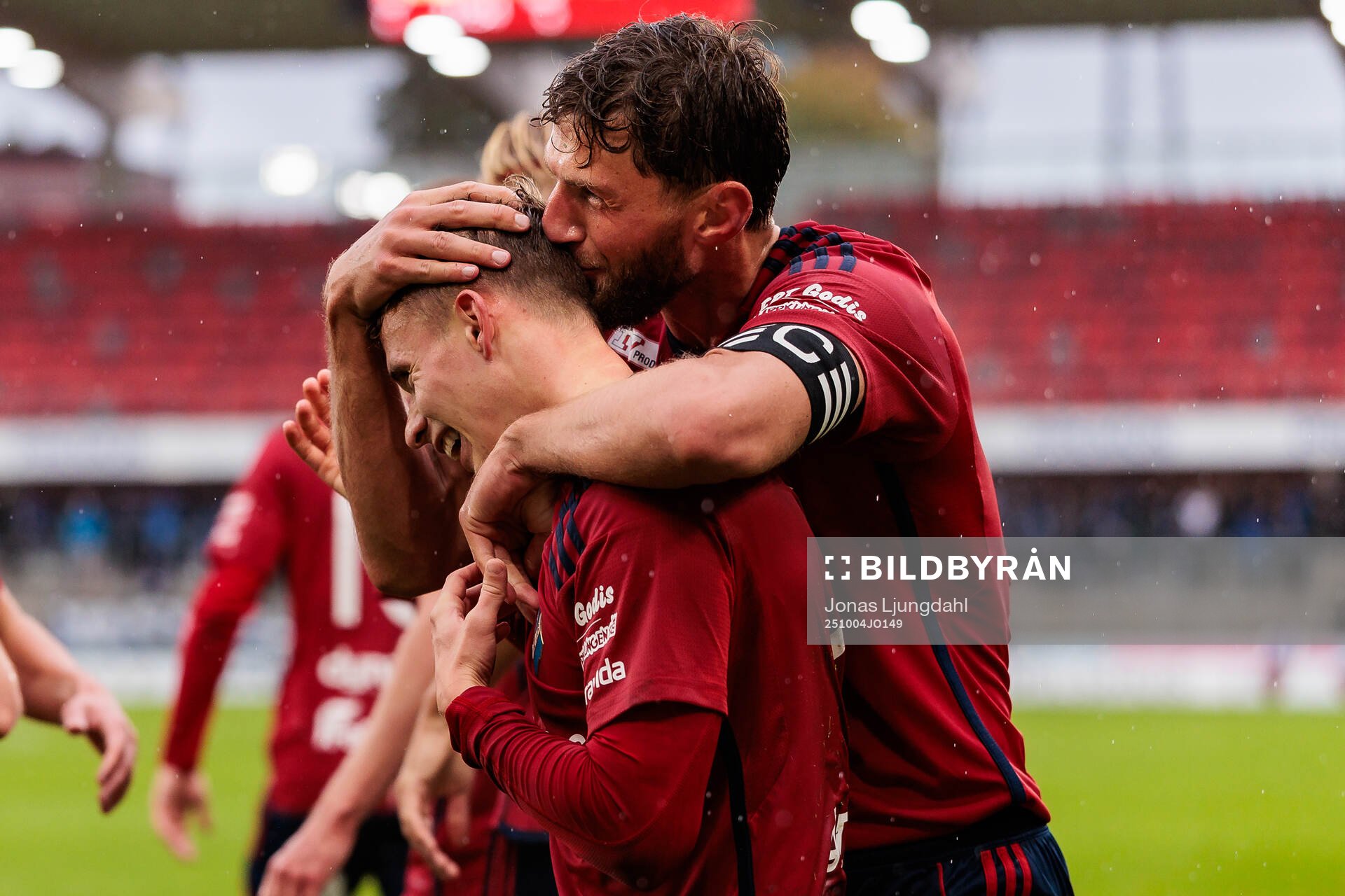 Östers Anssi Suhonen och Alibek Aliev jublar