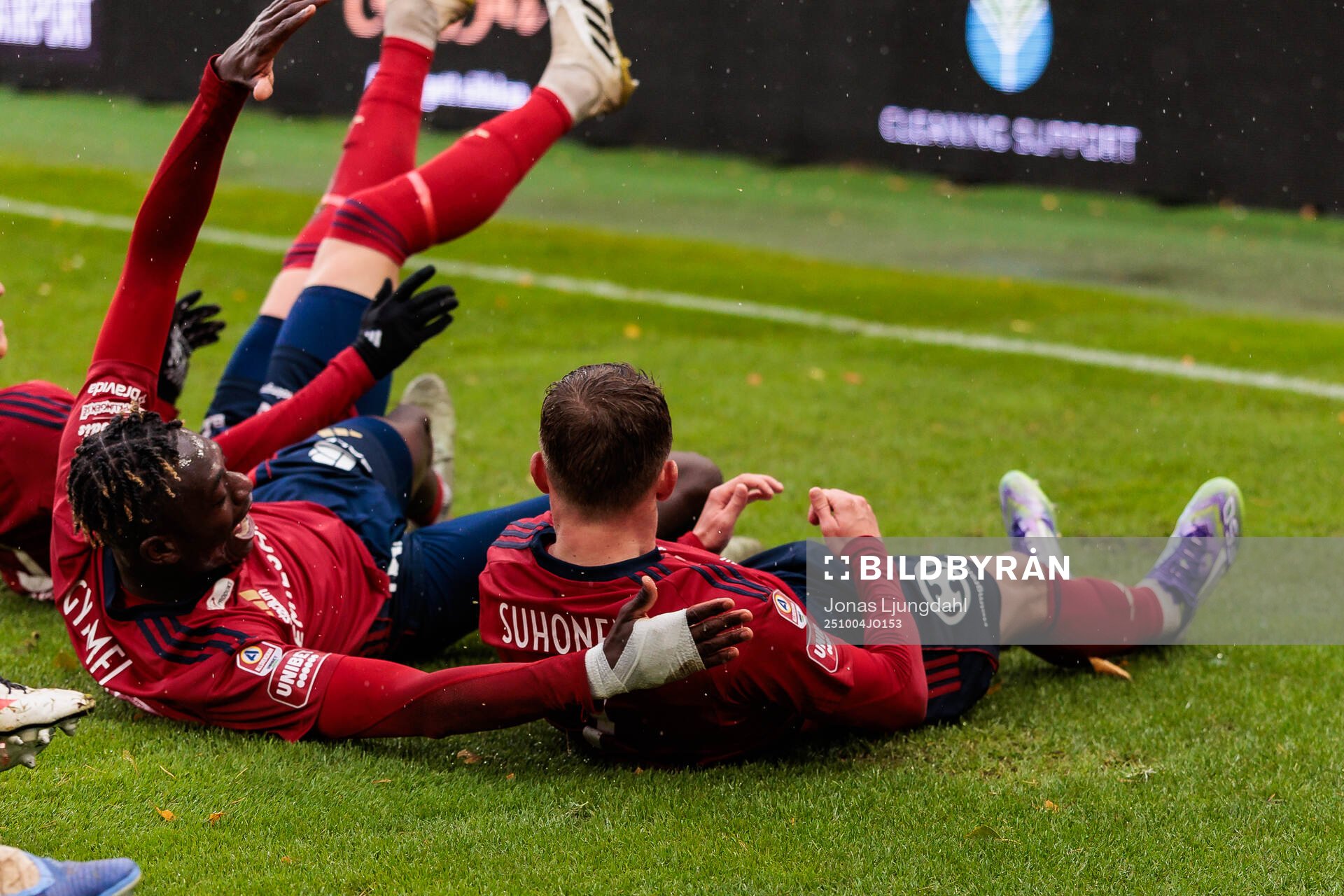 Östers Kingsley Gyamfi och Anssi Suhonen jublar