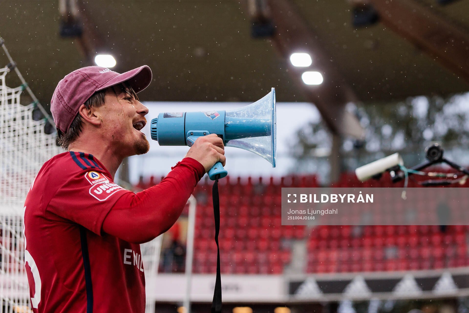 Östers Tatu Varmanen med megafon