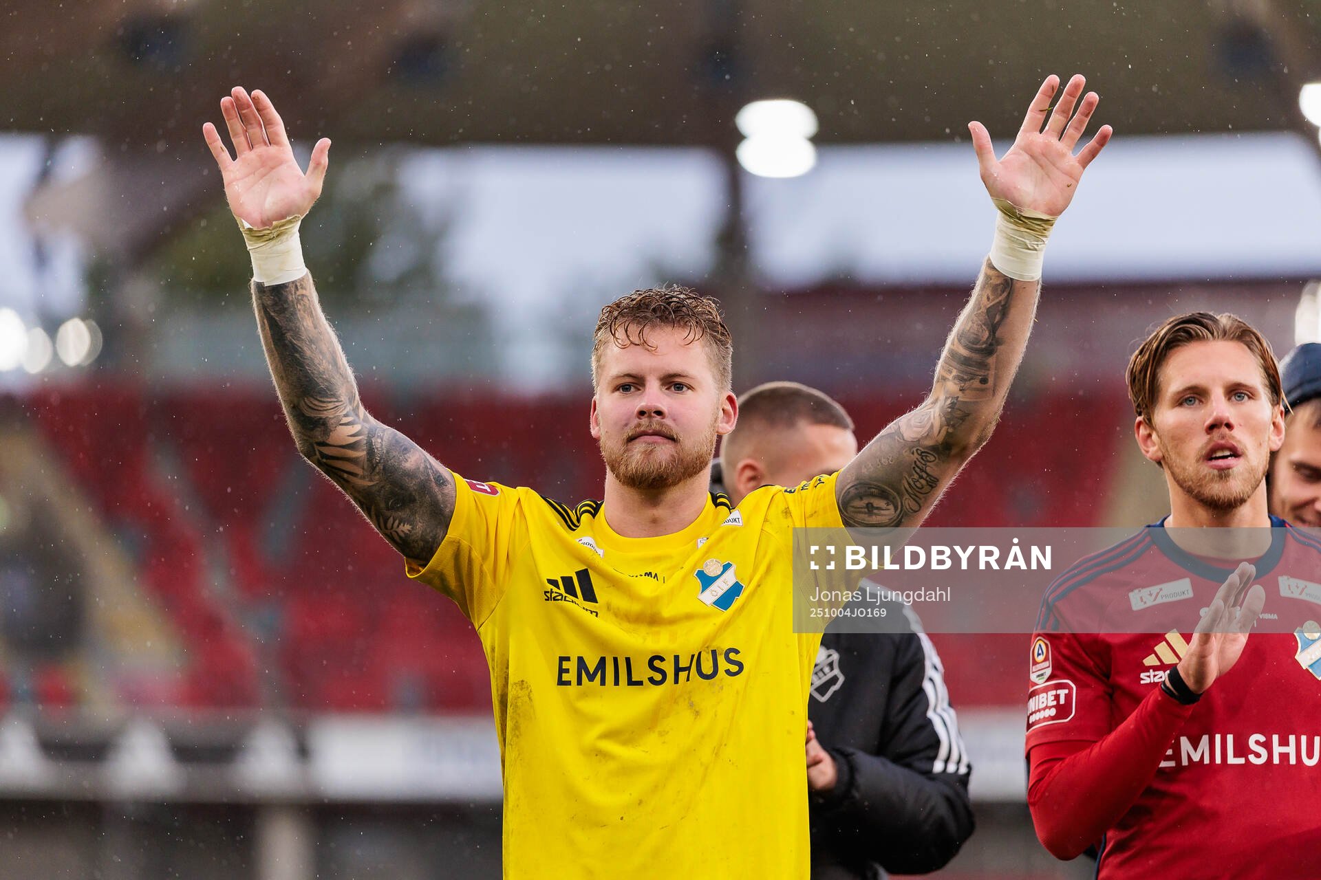 Östers målvakt Robin Wallinder jublar