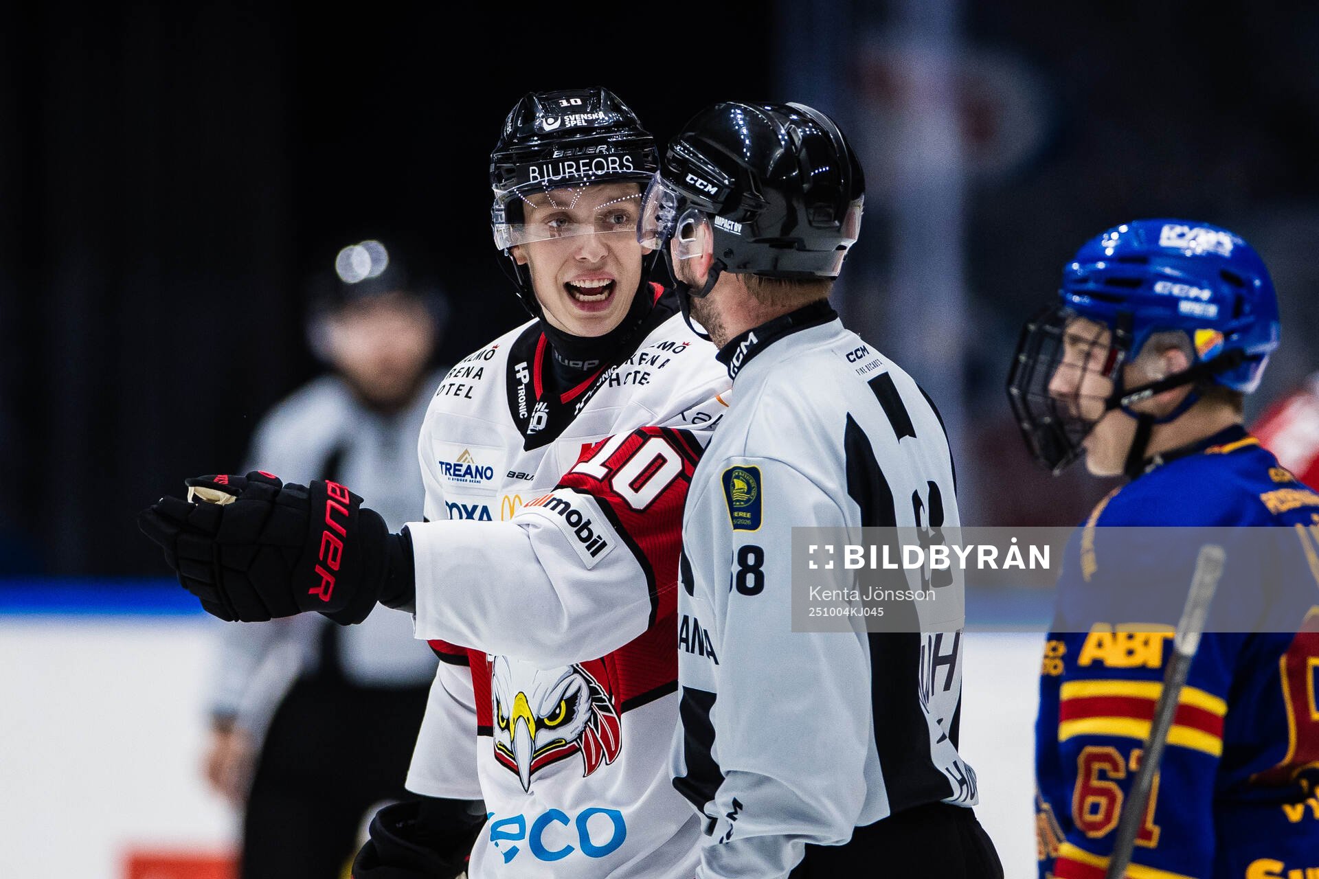 Malmö Redhawks William Von Barnekow i diskussion med domare