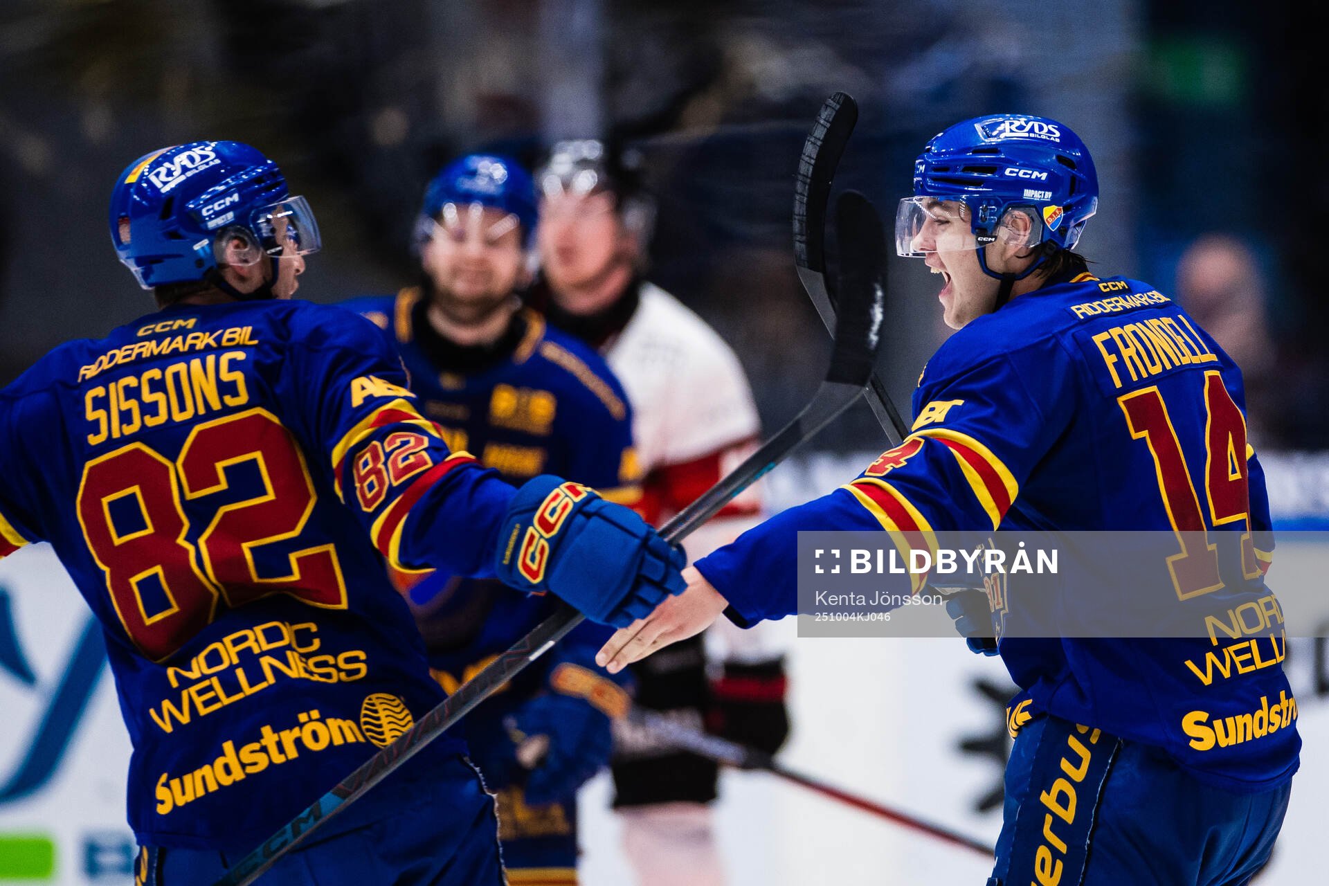 Djurgårdens Anton Frondell och Colby Sissons jublar