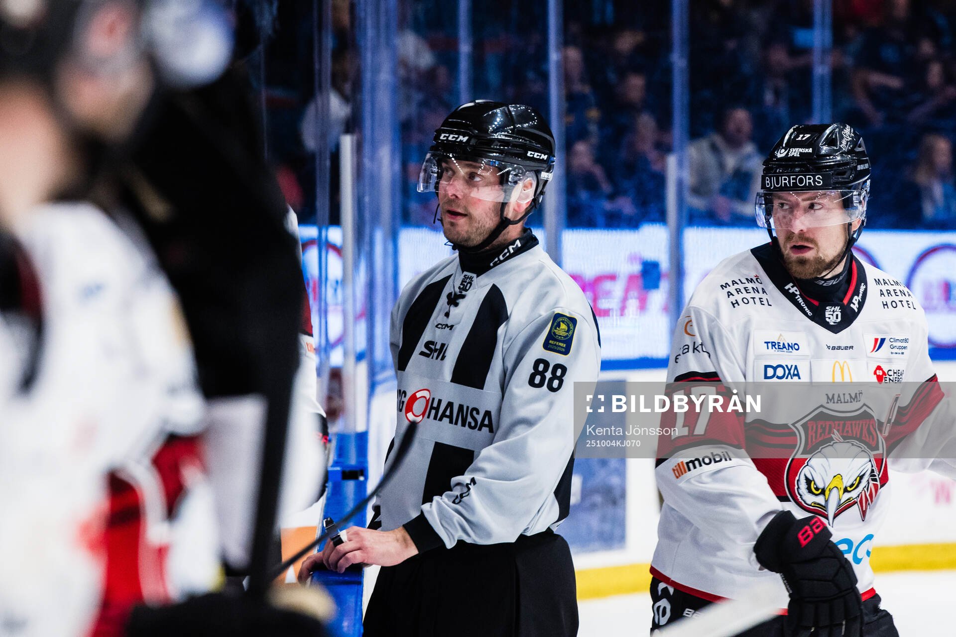 Linjedomare Daniel Persson i samtal med Malmö Redhawks