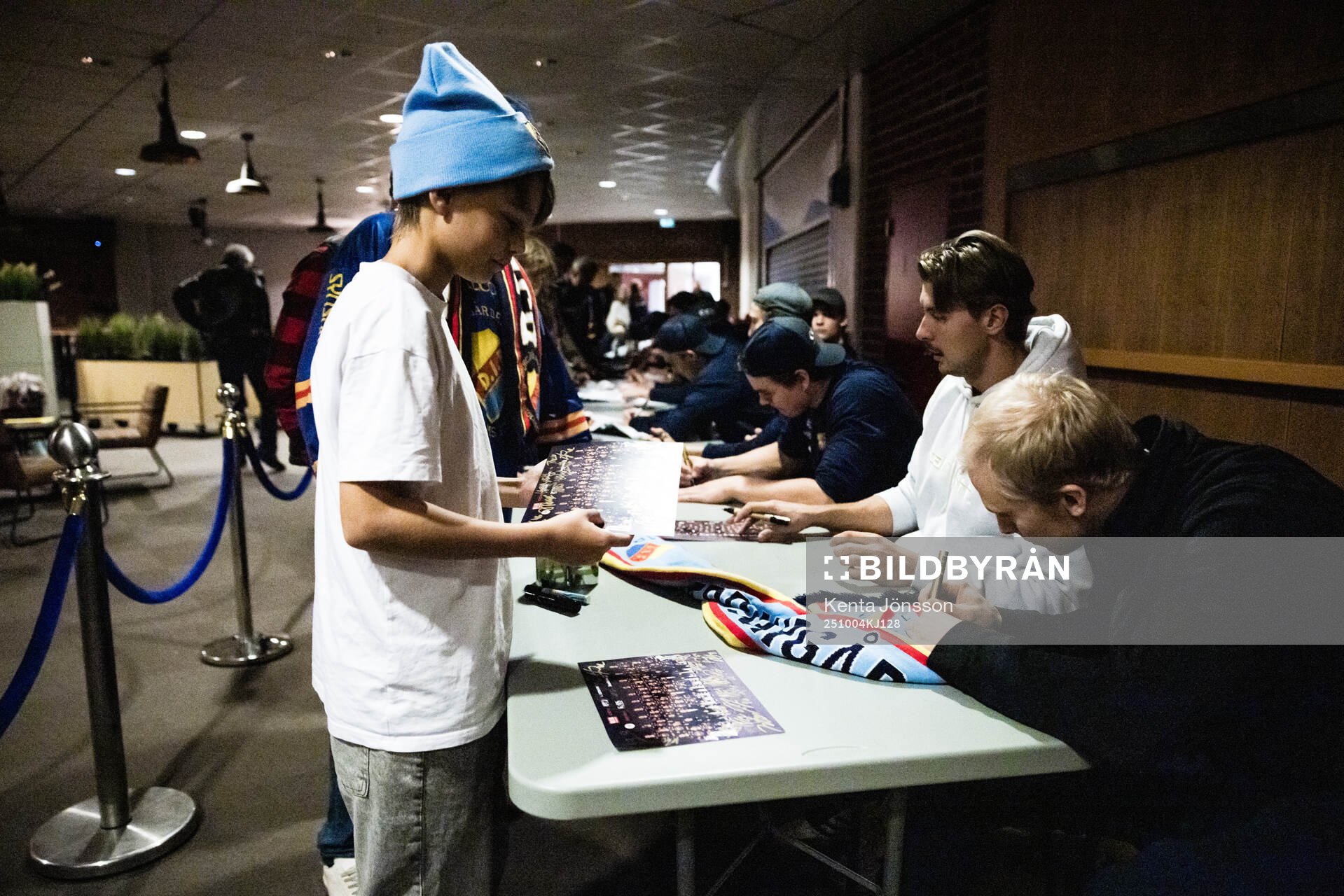 Djurgårdens spelare skriver autografer