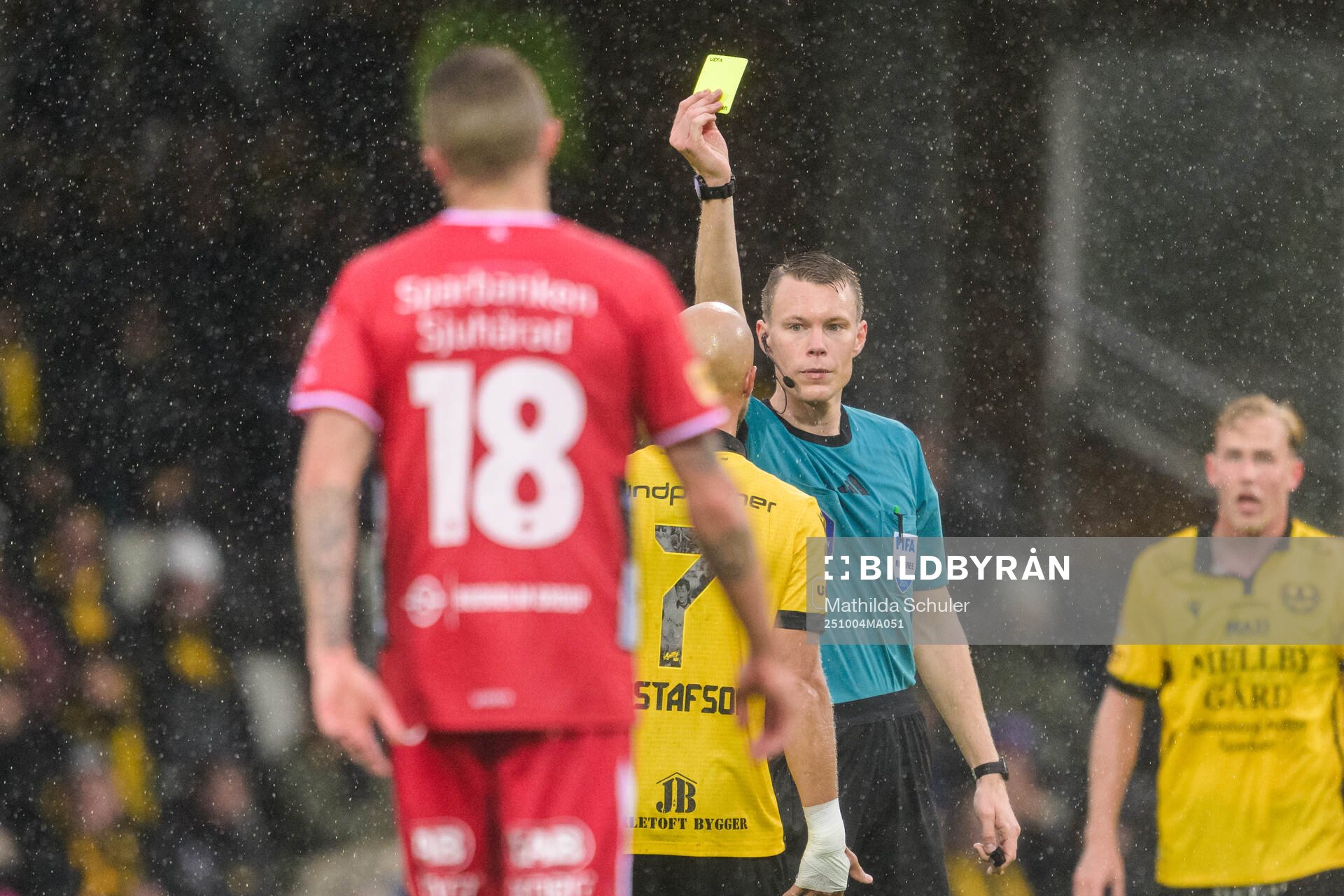 Mjällbys Viktor Gustafson blir varnad av Domare Oscar