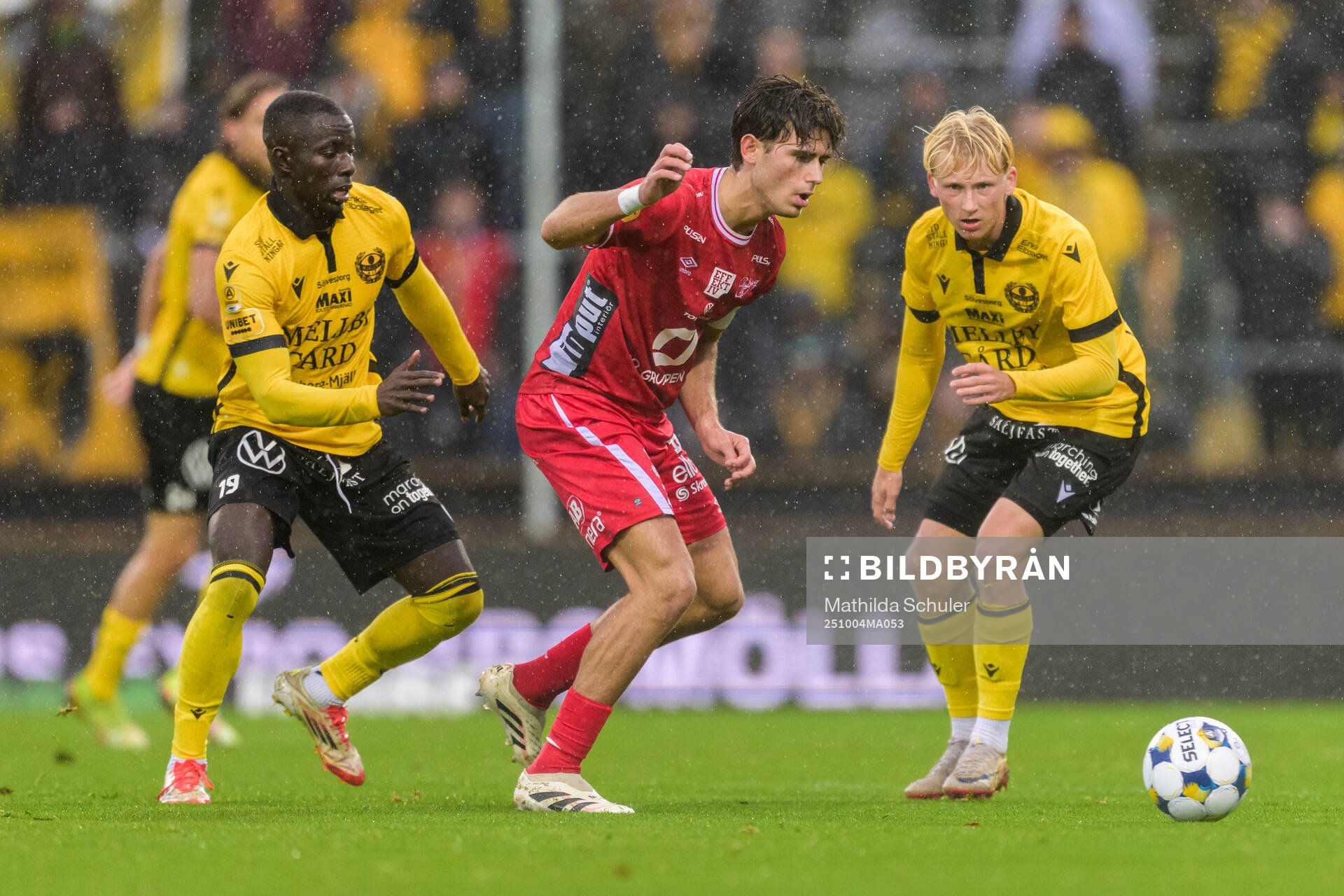 Mjällbys Abdoulie Manneh och Romeo Leandersson mot