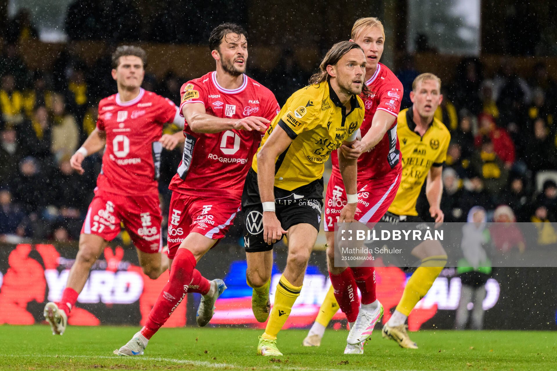 Elfsborgs Daniel Granli och Leo Östman mot Mjällbys Tom