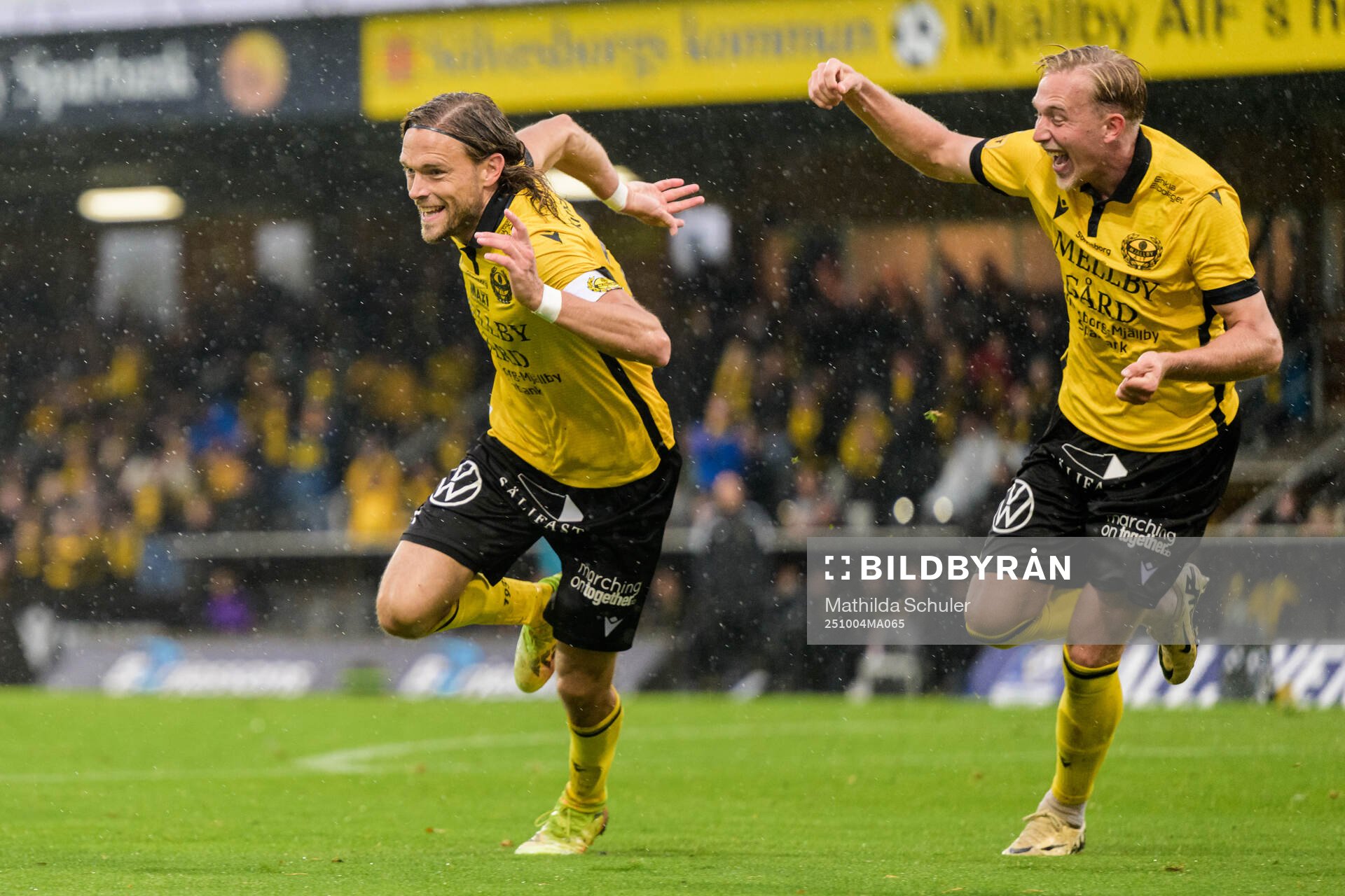 Mjällbys Tom Pettersson och Herman Johansson jublar