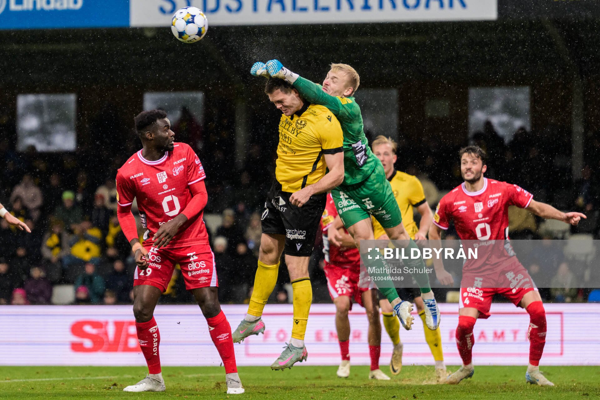 Mjällbys Jacob Bergström och Elfsborgs målvakt Isak