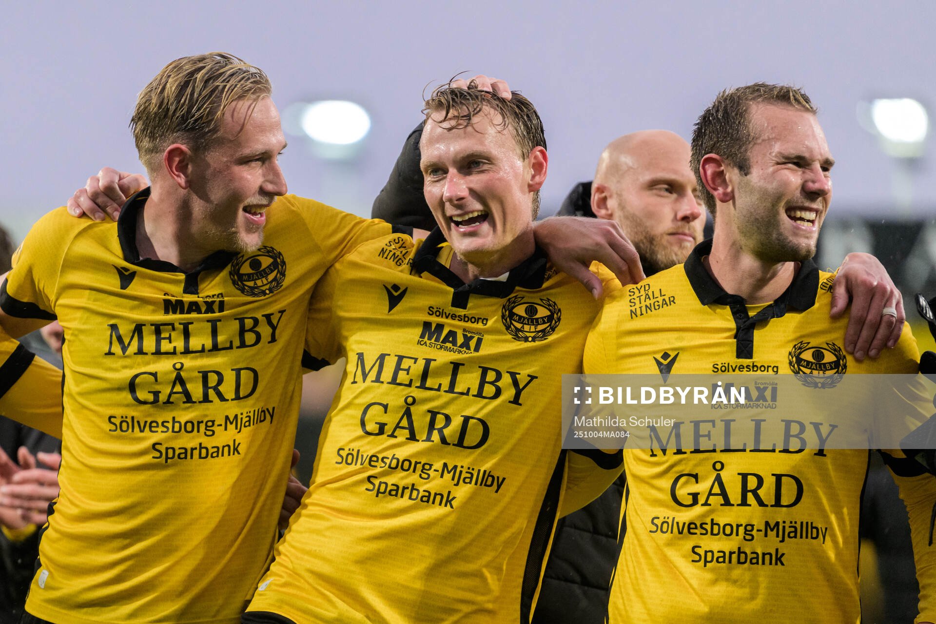 Mjällbys Herman Johansson och Alexander Johansson jublar