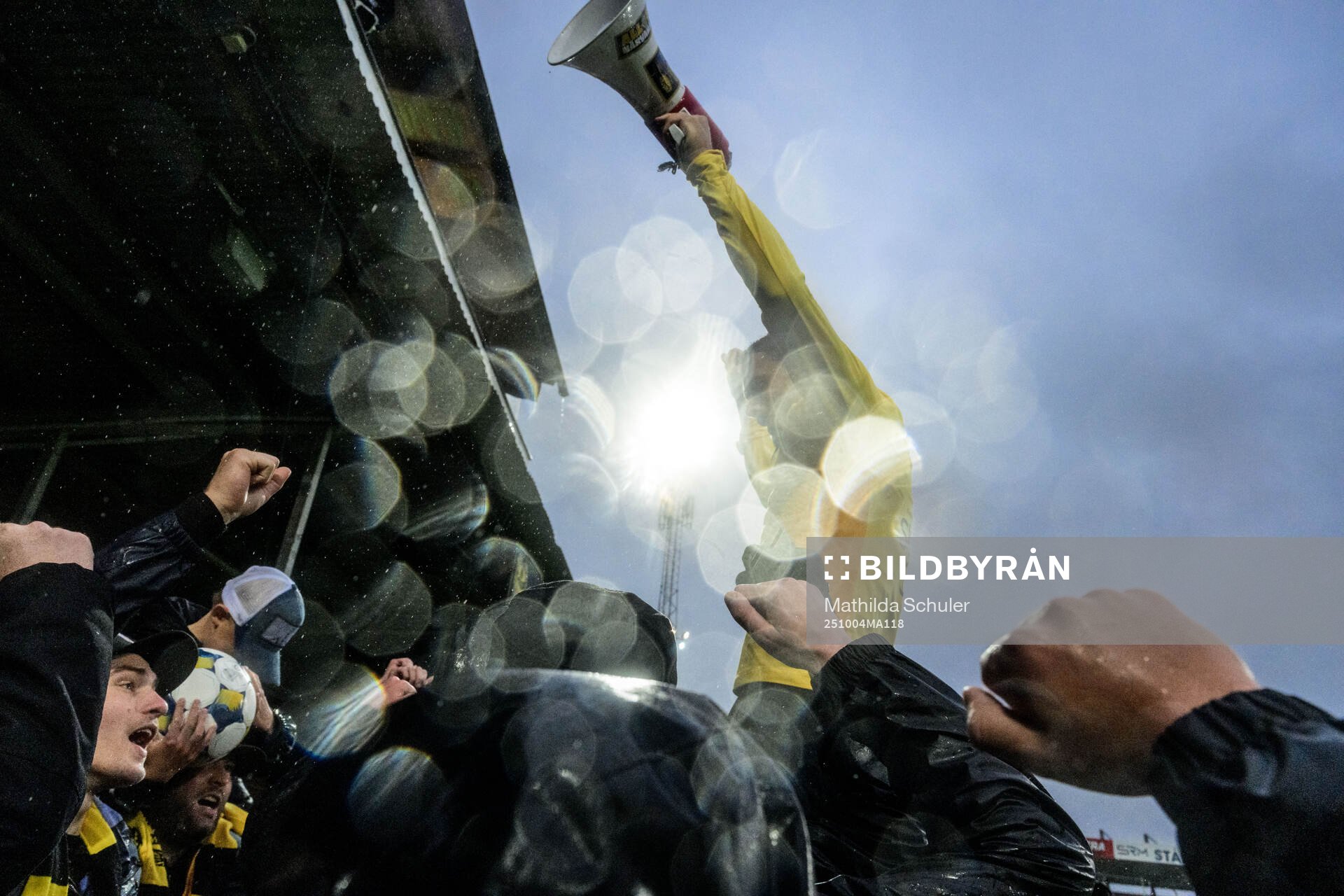 Mjällbys Tom Pettersson jublar med supportrar