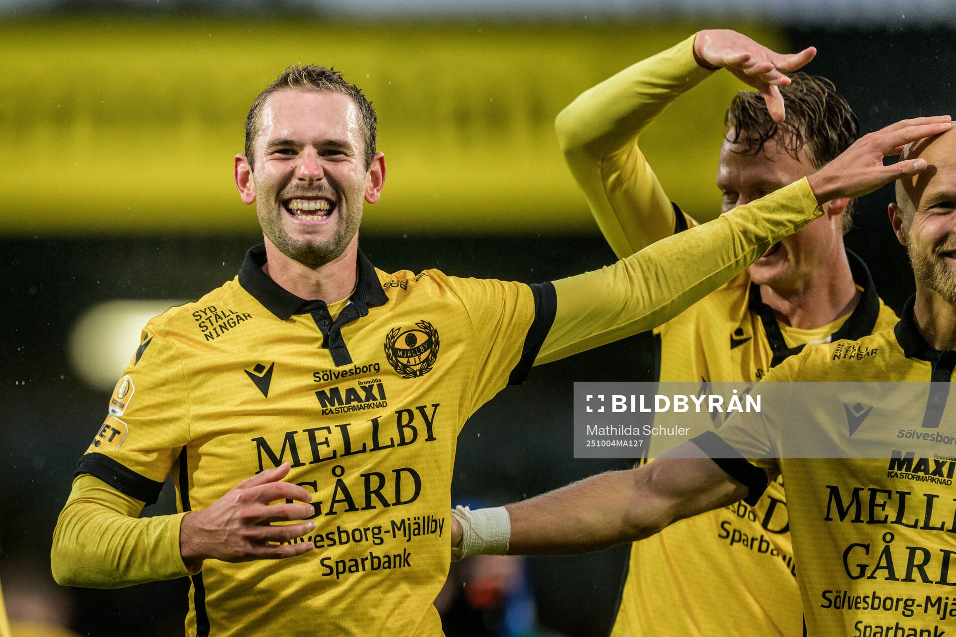 Mjällbys Adam Petersson jublar
