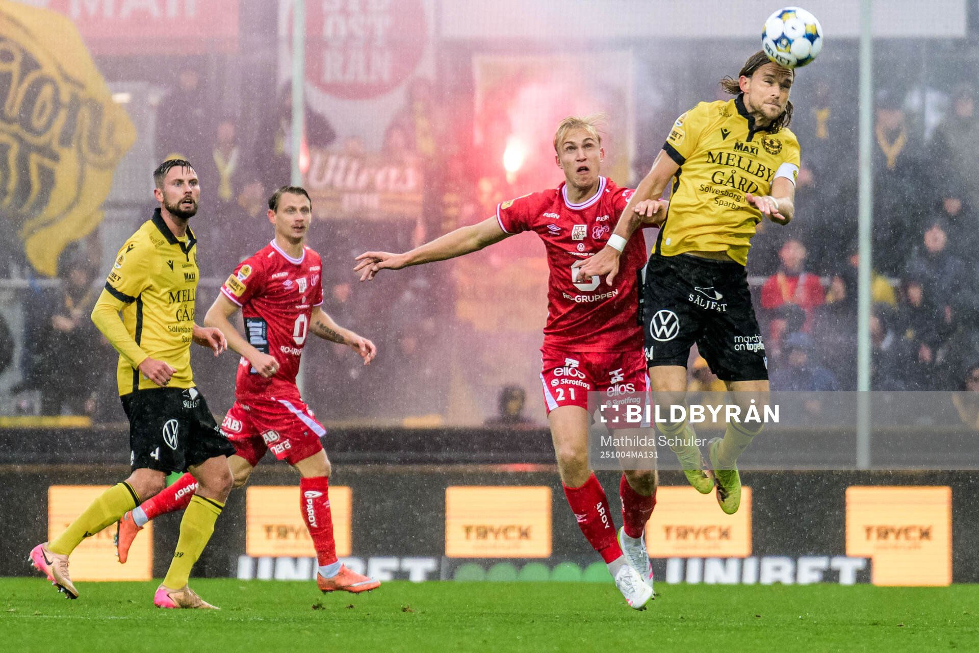 Elfsborgs Leo Östman och Mjällbys Tom Pettersson