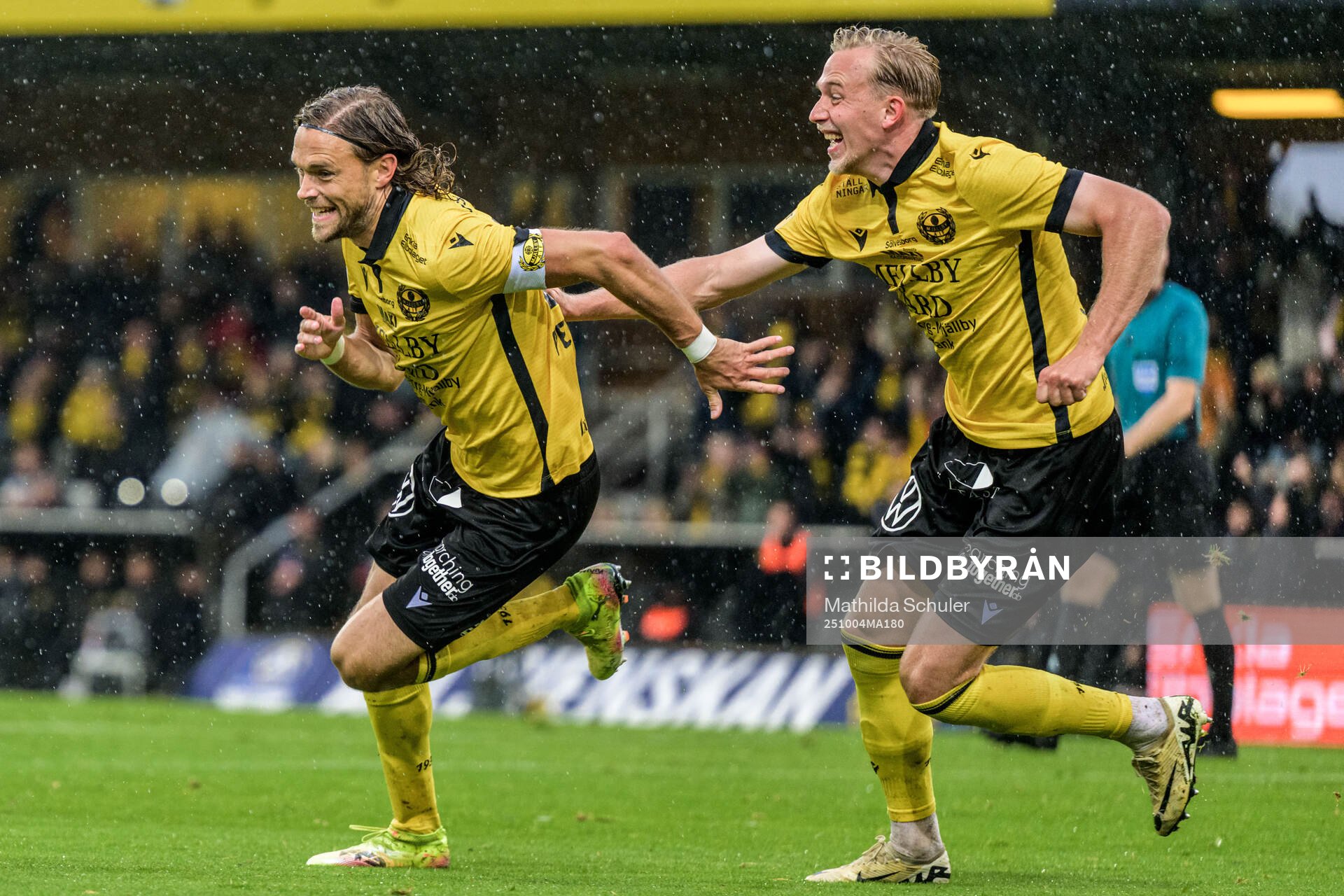 Mjällbys Tom Pettersson och Herman Johansson jublar