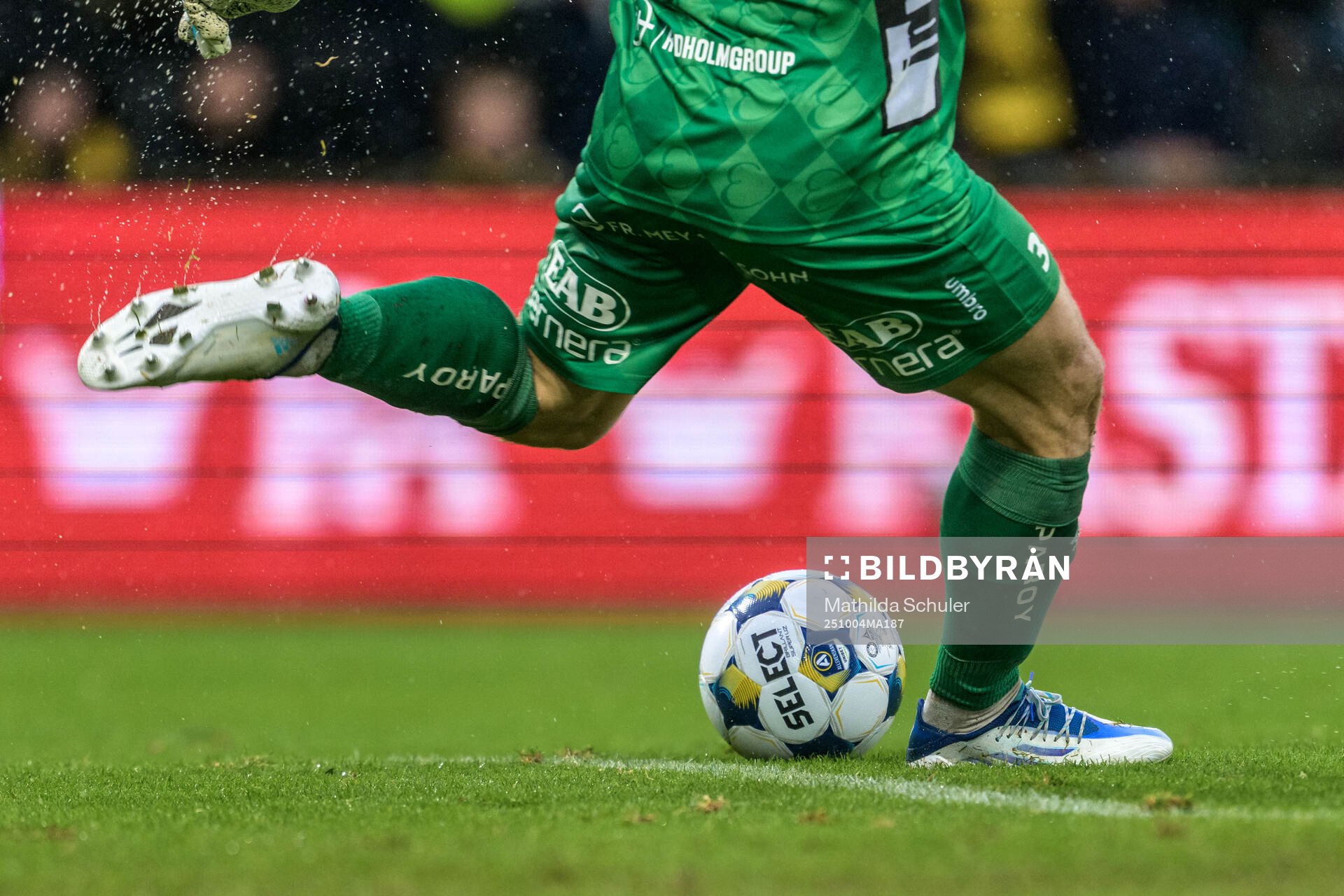 Elfsborgs målvakt Isak Pettersson med utspark