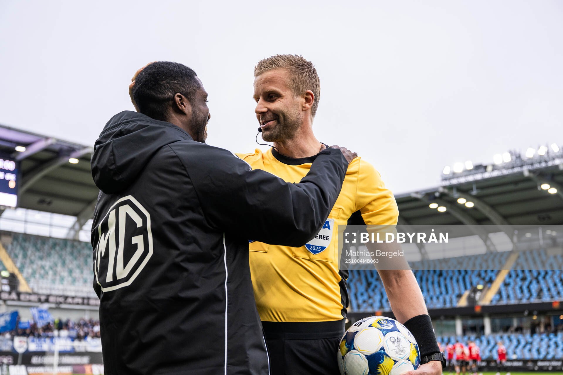Fjärdedomare Fredrik Oppong och domare Glenn Nyberg