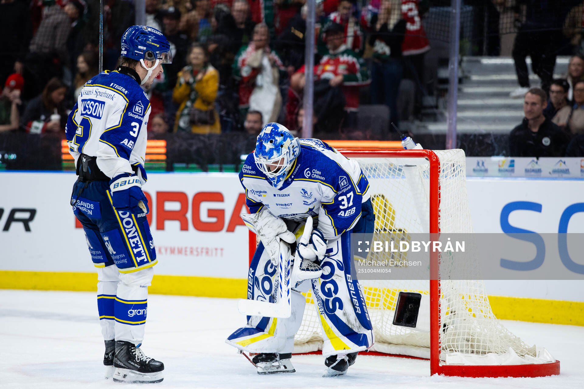 Leksands Fred Nilsson och målvakt Jakob Hellsten jublar